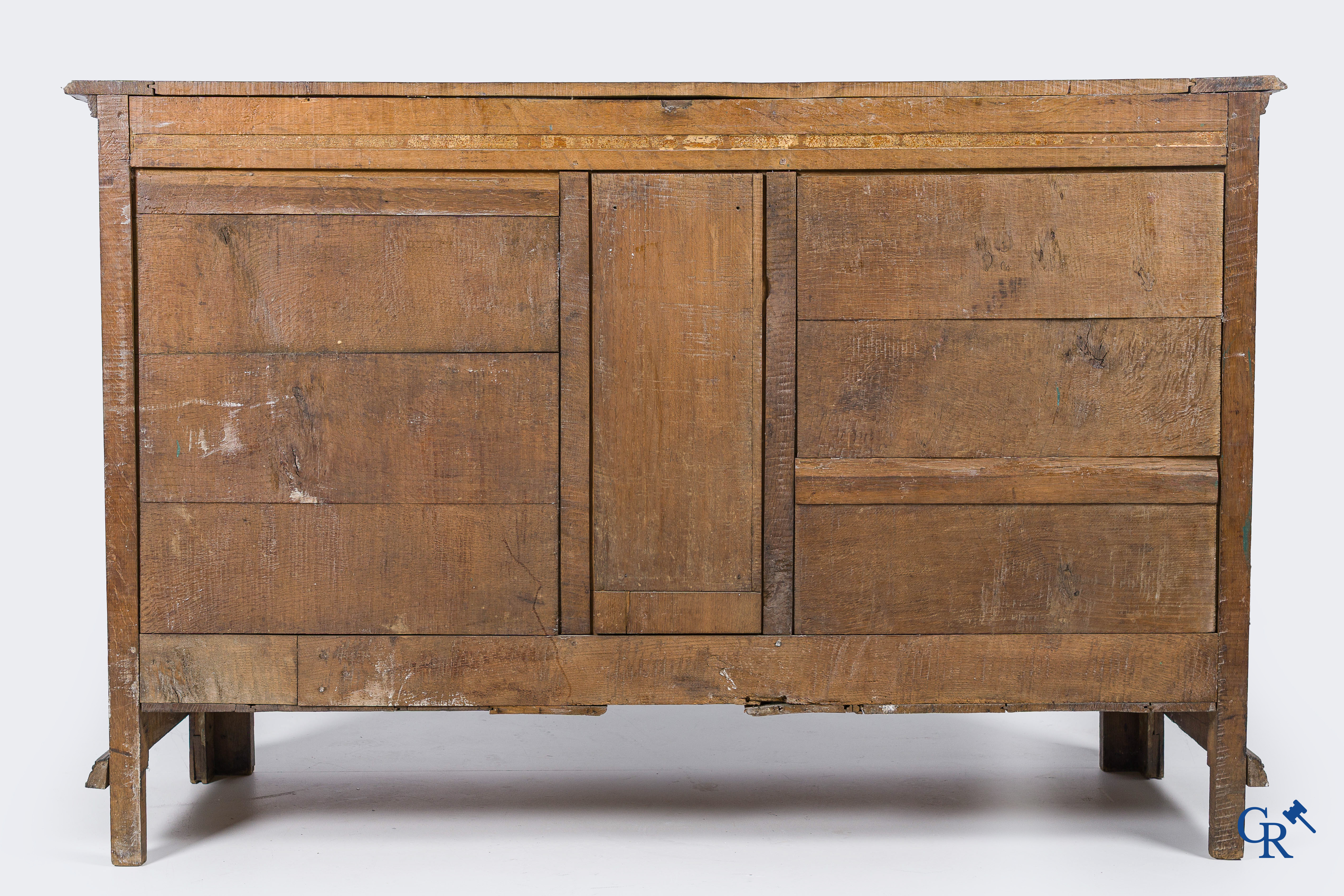 Mobilier. Beau buffet en chêne avec portes courbes. France, Fin du XVIIIème siècle.