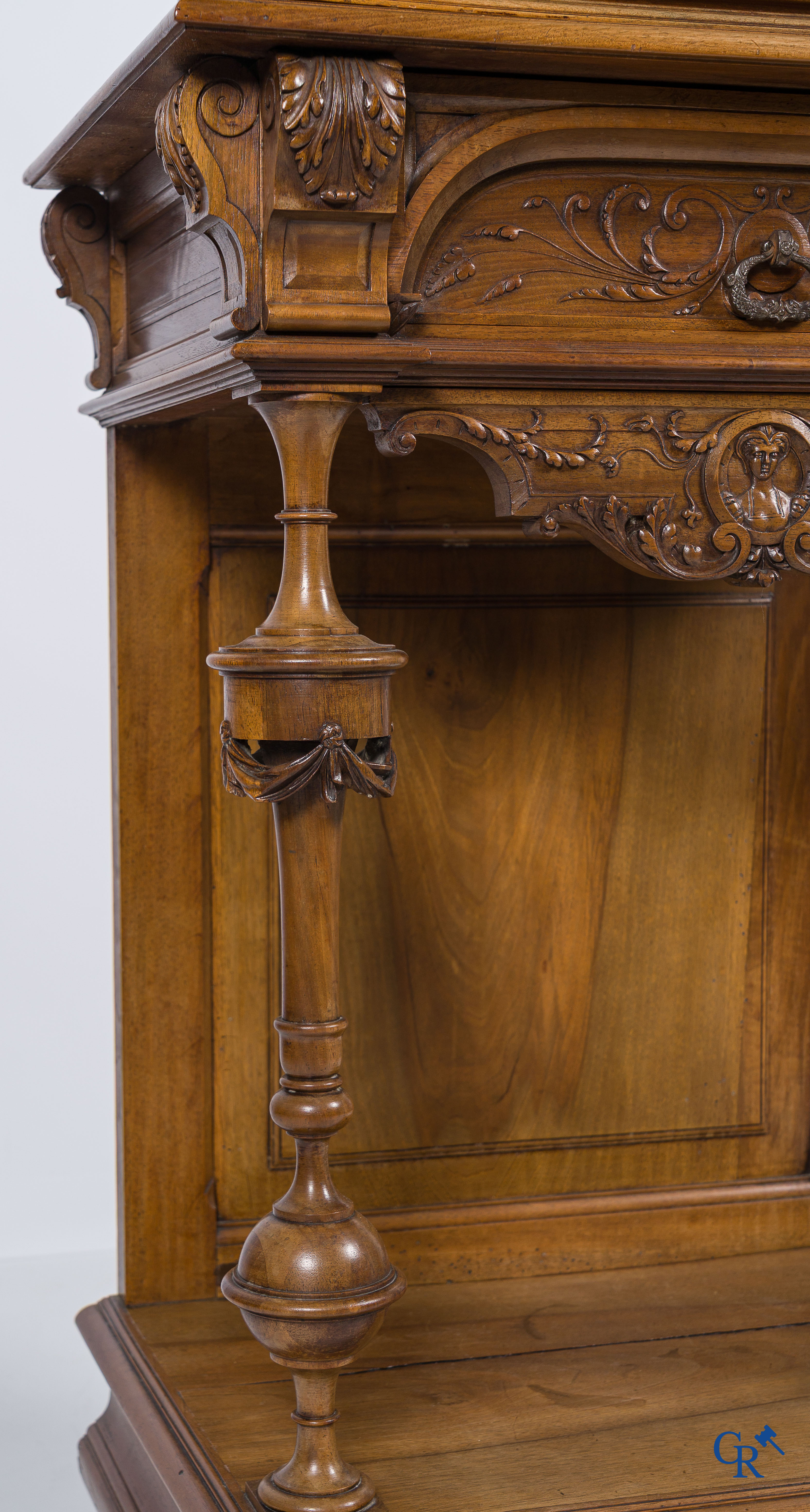 Mobilier. Meuble en noyer finement sculpté avec armoiries et masques. Style néo-Renaissance. Fin du 19ème siècle.