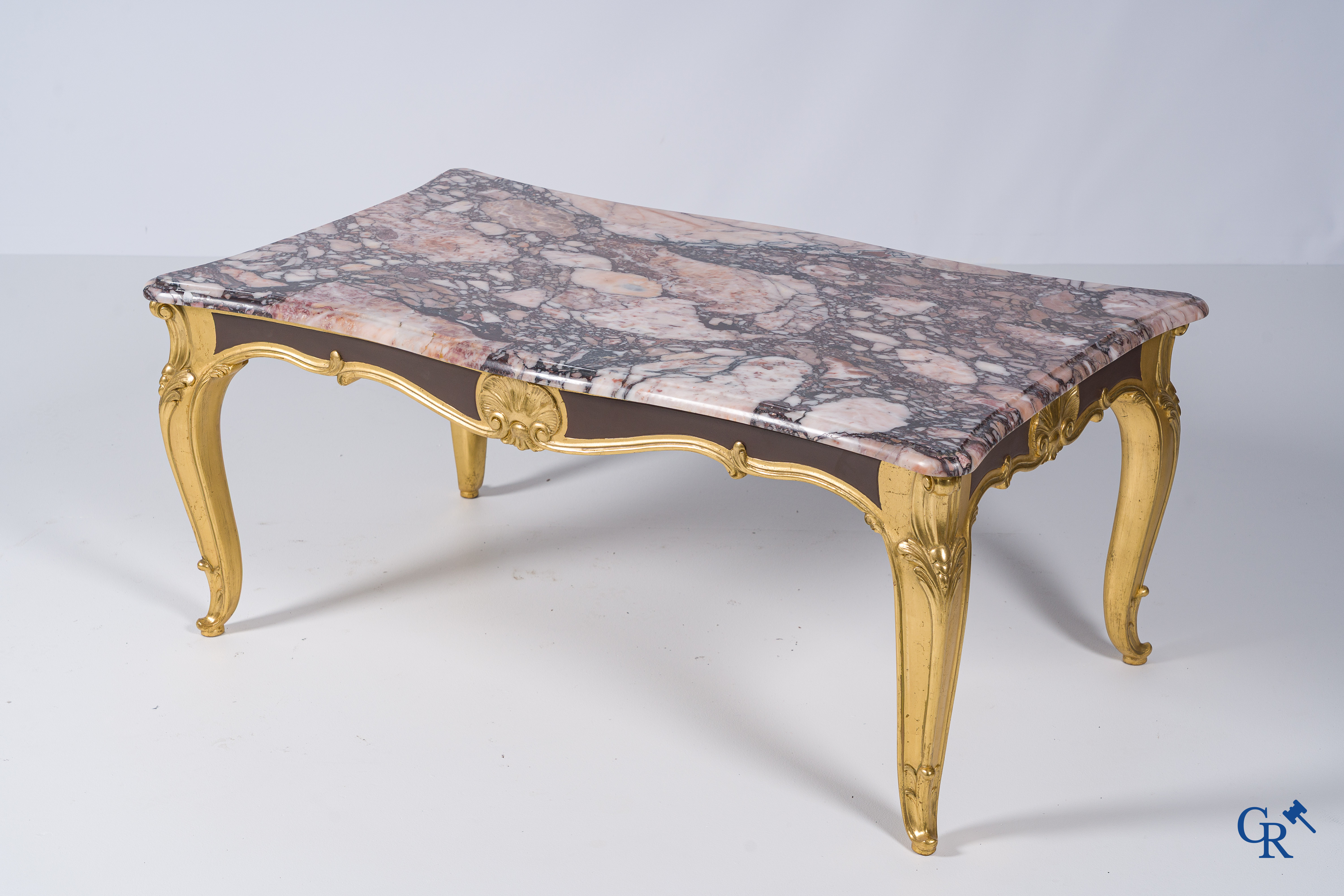 Mobilier. Table basse en bois doré et plateau en marbre et 2 chaises avec cannage. Style LXV.