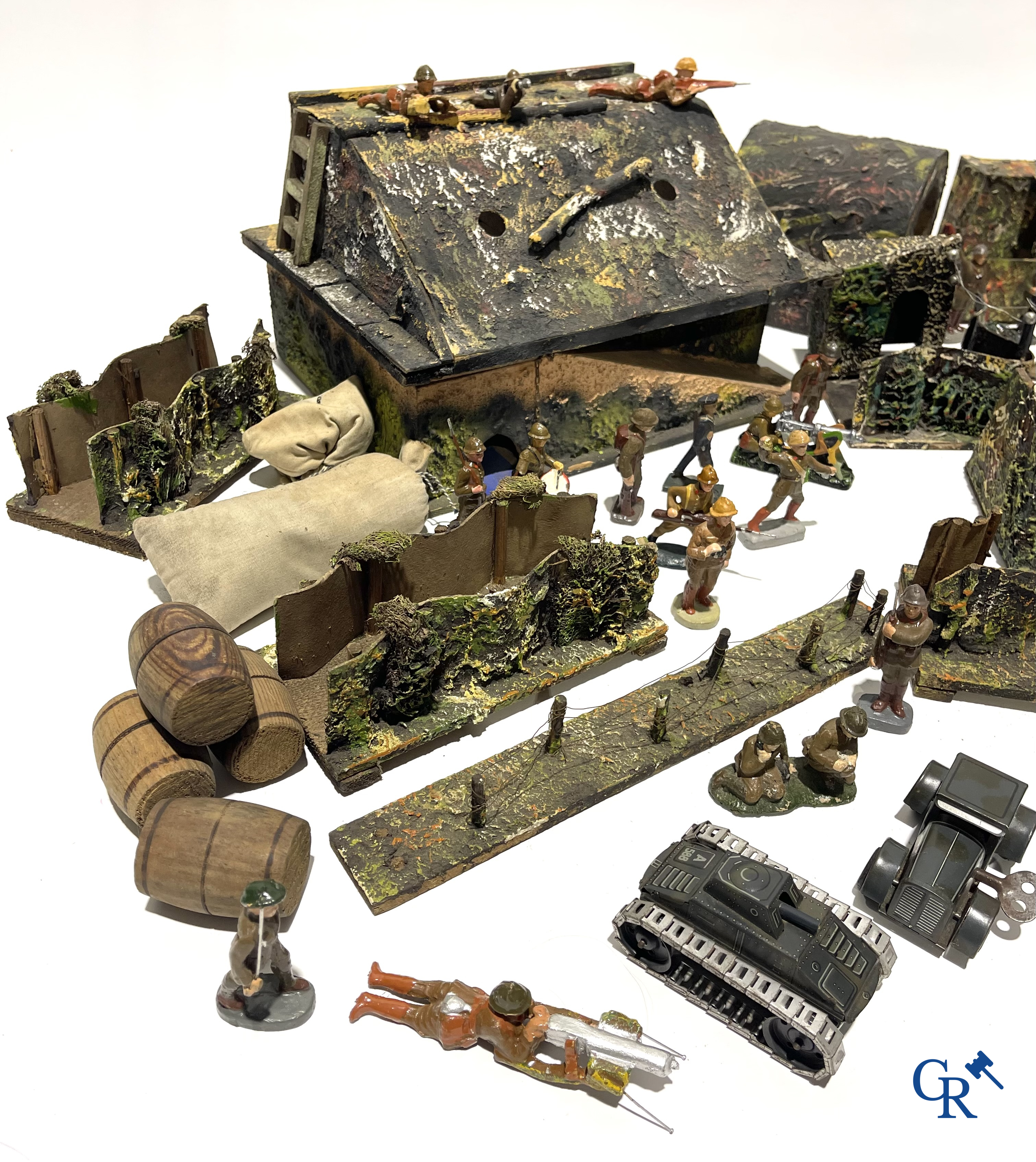 Grand nombre de jouets militaires ancien. Chars Gamma, figurines en composite, bunkers, tranchées, hôpital de campagne, etc. Années 1930-40.