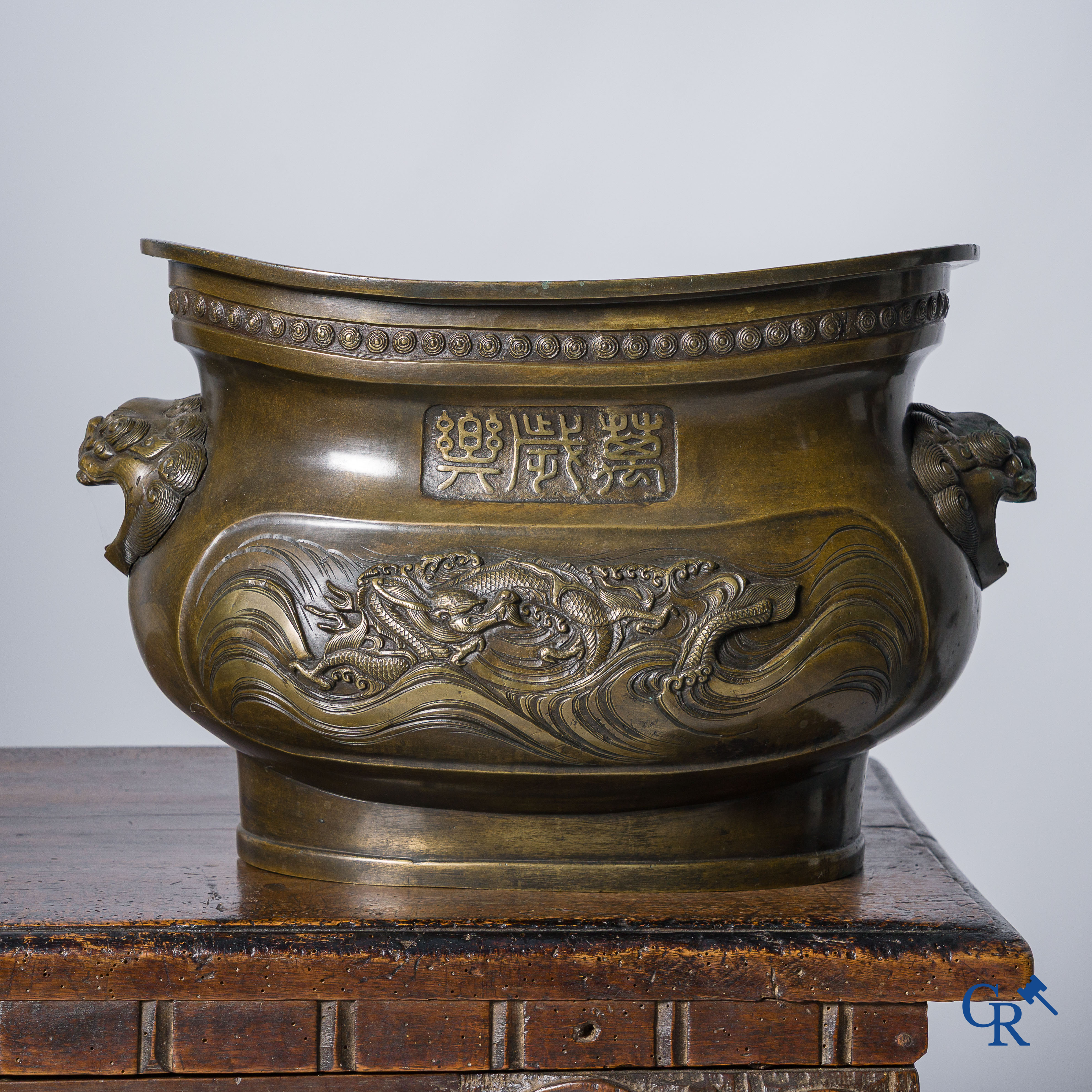 Aziatica. Japan. Grote bronzen jardinière of milieu de table met draken decor. Gemerkt, 19e eeuw.