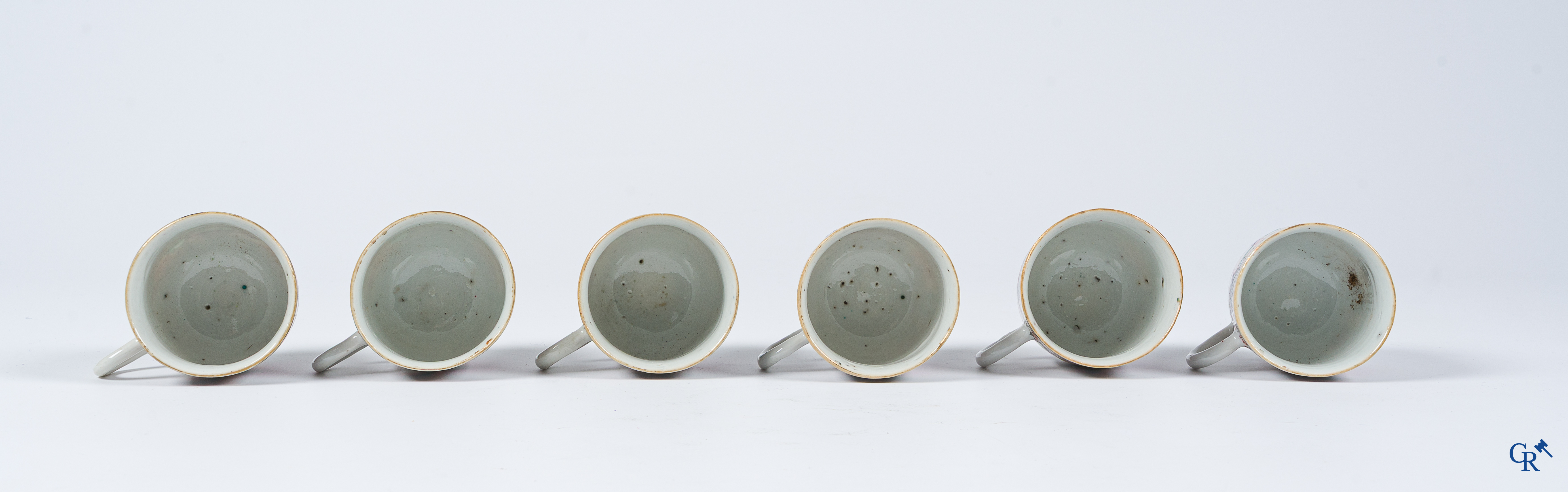 Art Asiatique. Porcelaine chinoise. Ensemble de 6 tasses et soucoupes en porcelaine chinoise d'exportation avec décor mandarin. 
