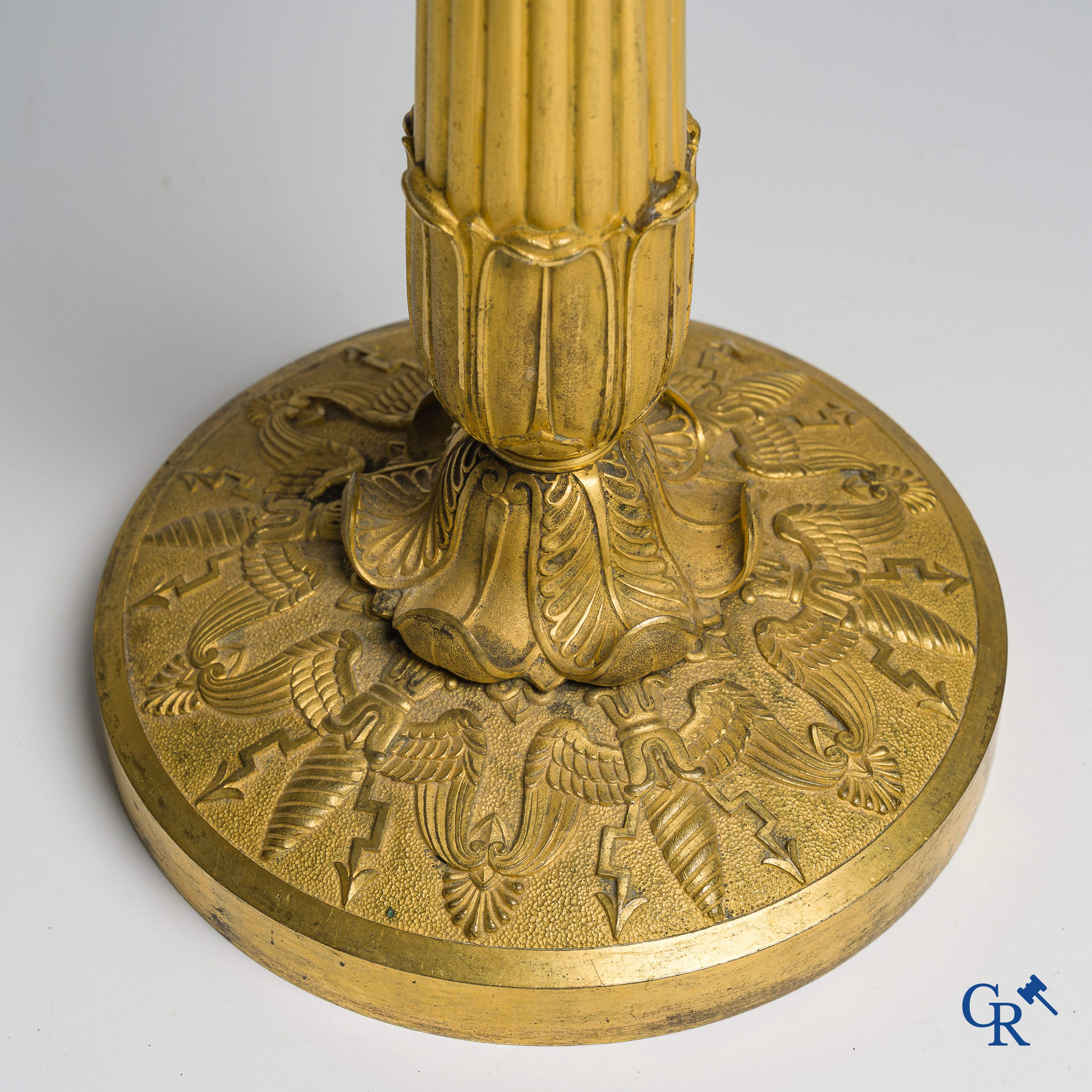 Epoque Empire. Exceptionnel et grand bougeoir en bronze finement ciselé et doré. France, vers 1810.