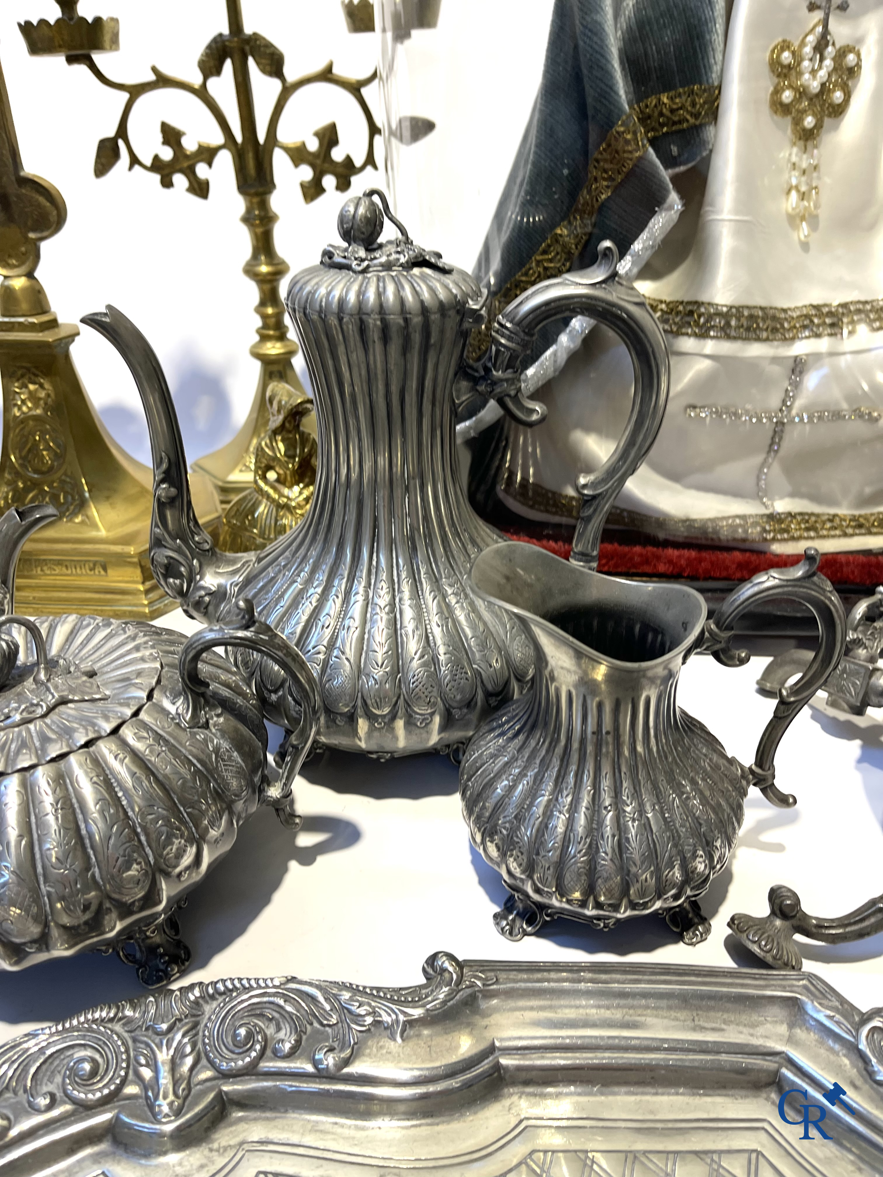 Lot brocante with religious objects, globe with Maria and child and objects in tin and others.