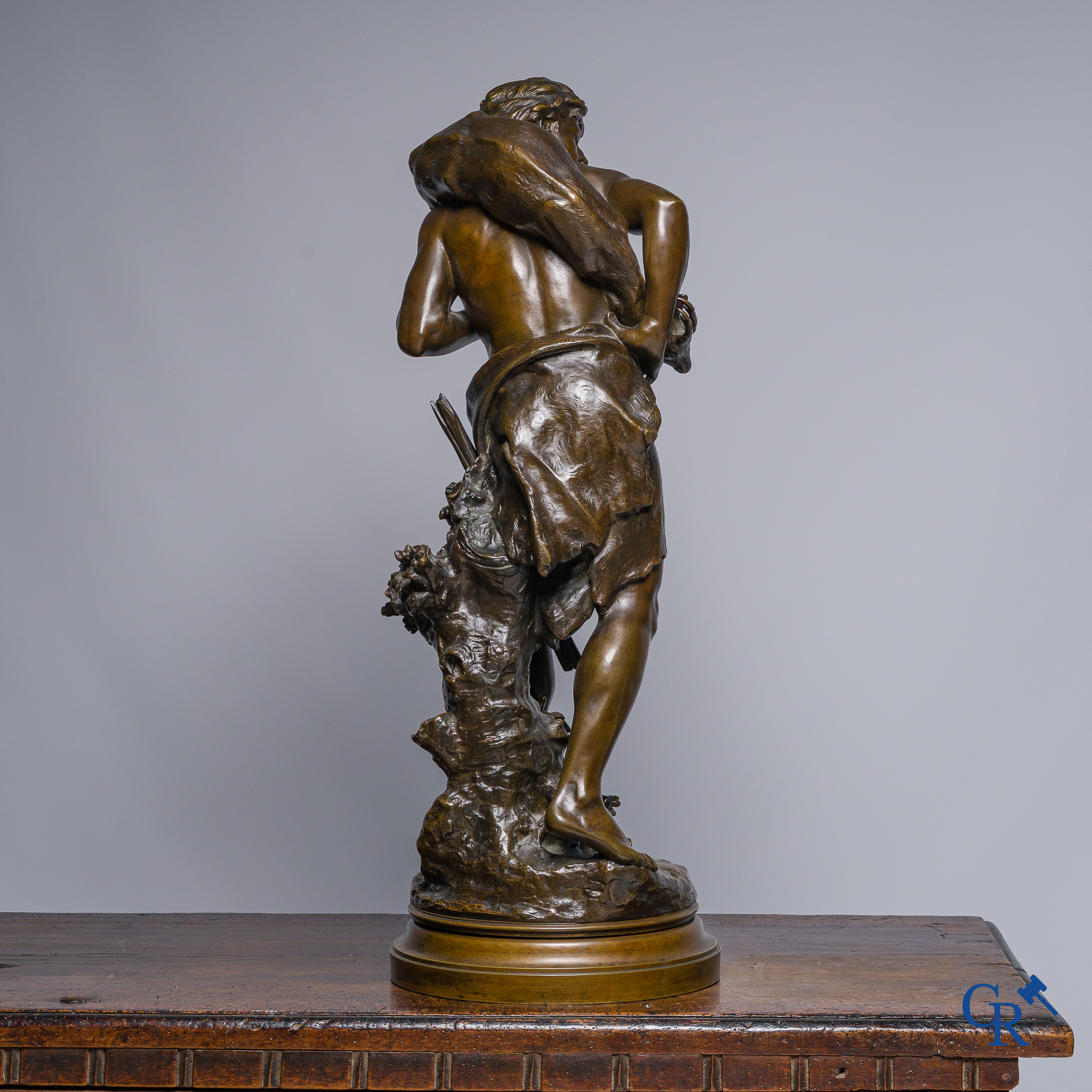 Mathurin Moreau. "Le Chasseur" Sculpture en bronze sur socle tournant. Cachet de fonderie H.V. Médaille d'Or. Exposition Paris 1900.