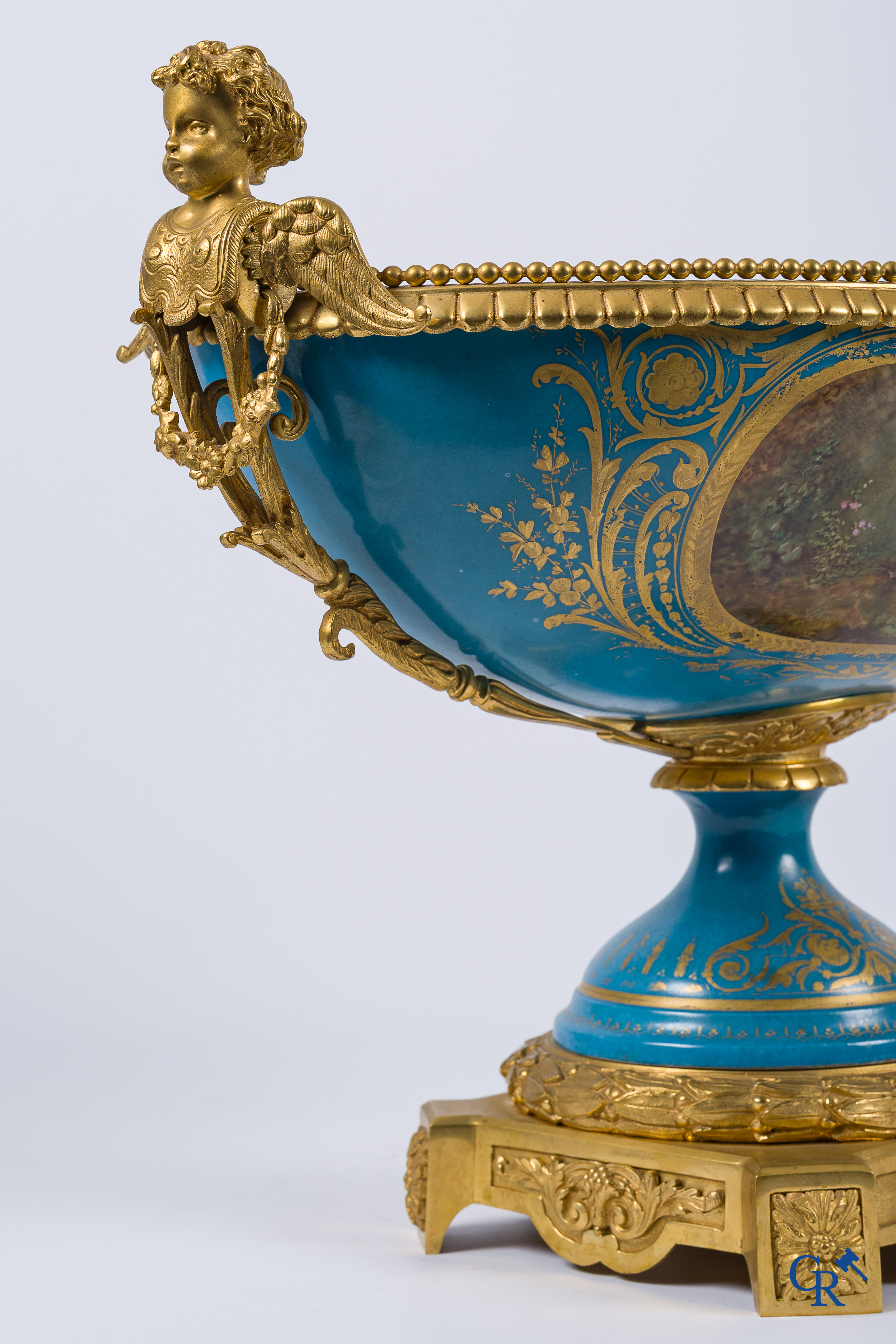 Sèvres. Important centre de table en porcelaine de Sèvres avec des montures en bronze doré. Style LXVI, vers 1900.
