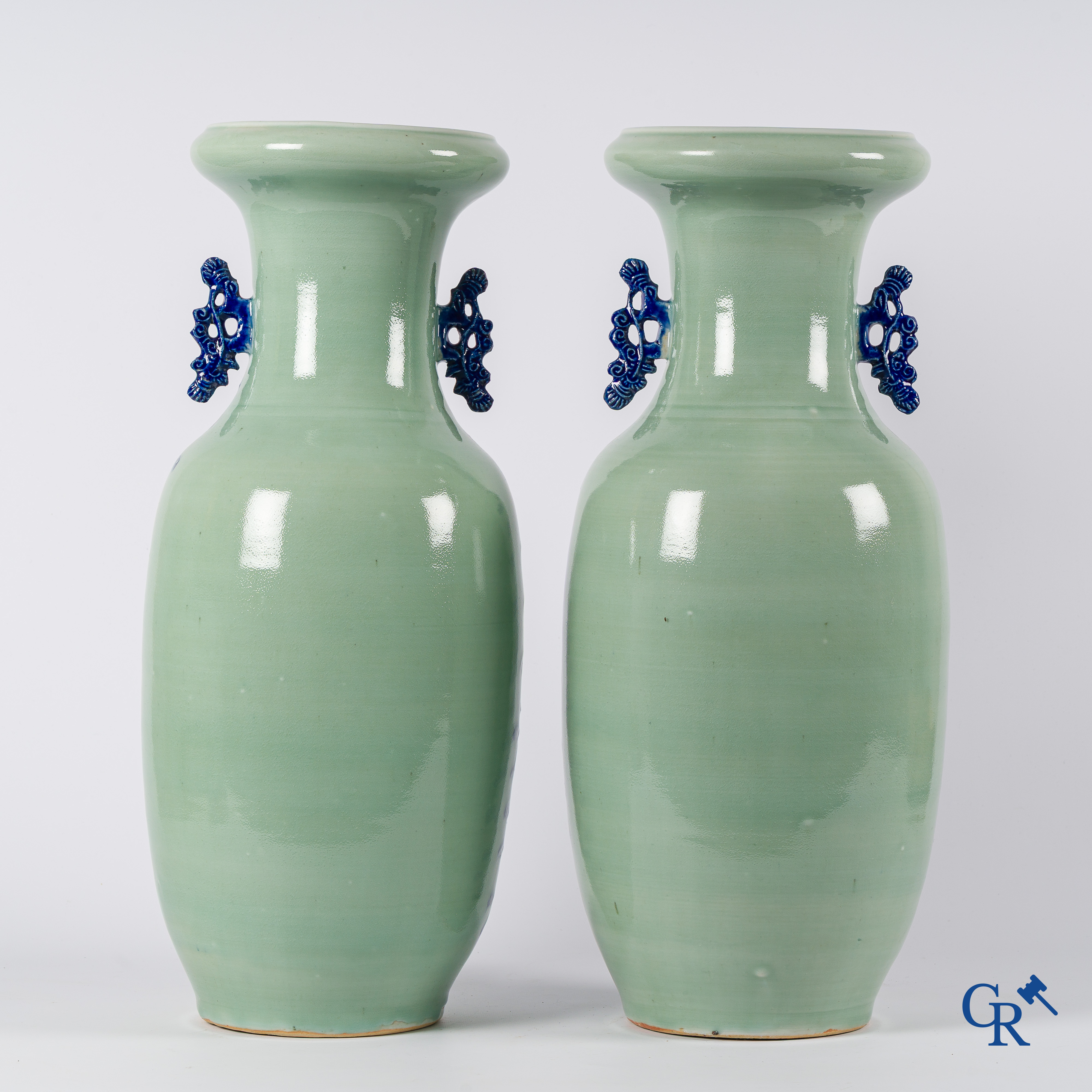 Art Asiatique. Porcelaine chinoise. Paire de vases céladon avec décor de dragons et un phénix. Chine, fin du 19ème siècle.
