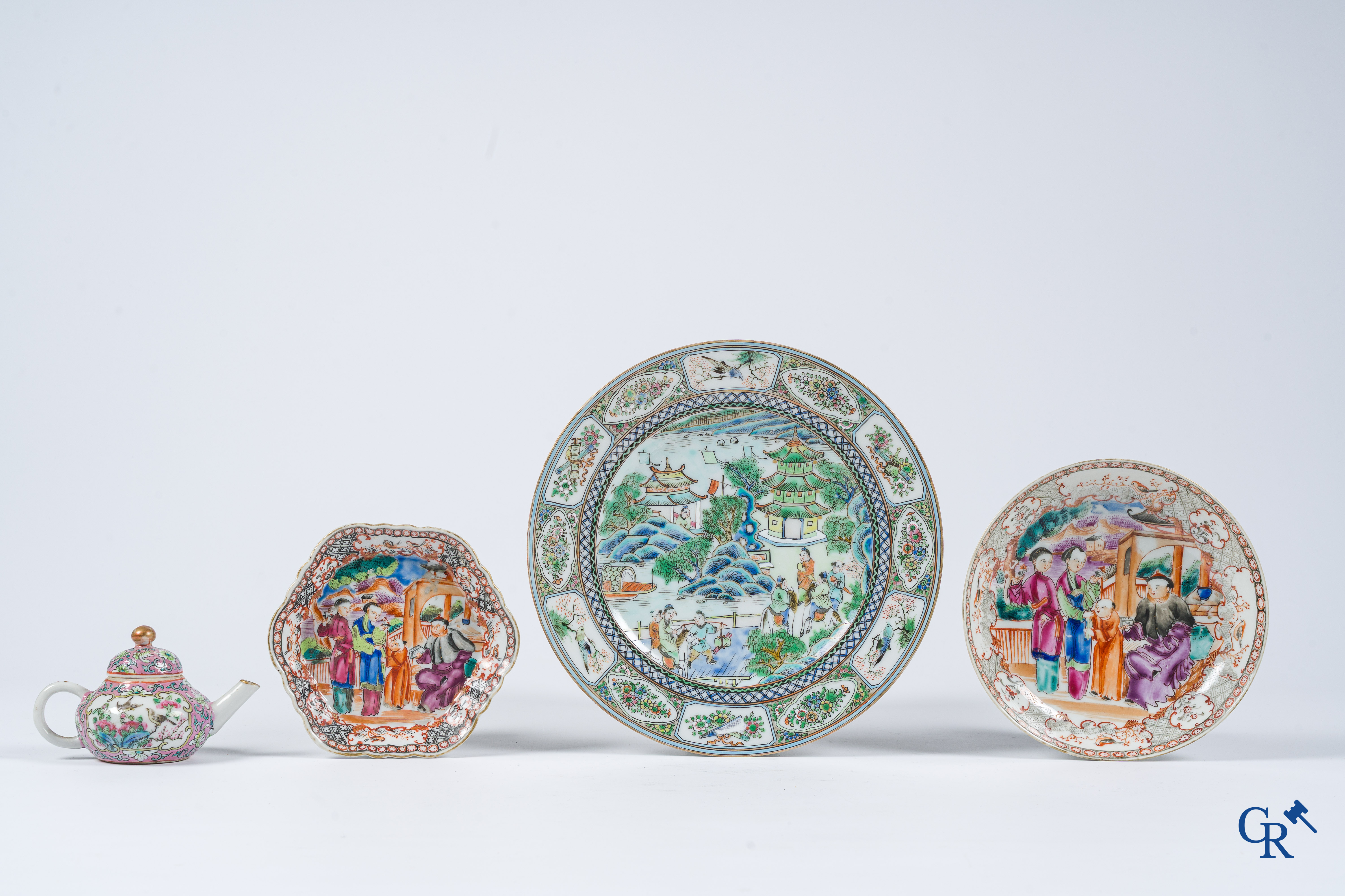 Art Asiatique. Soucoupe octogonal et plat profond, décor mandarin et une théière et assiette 19ème.