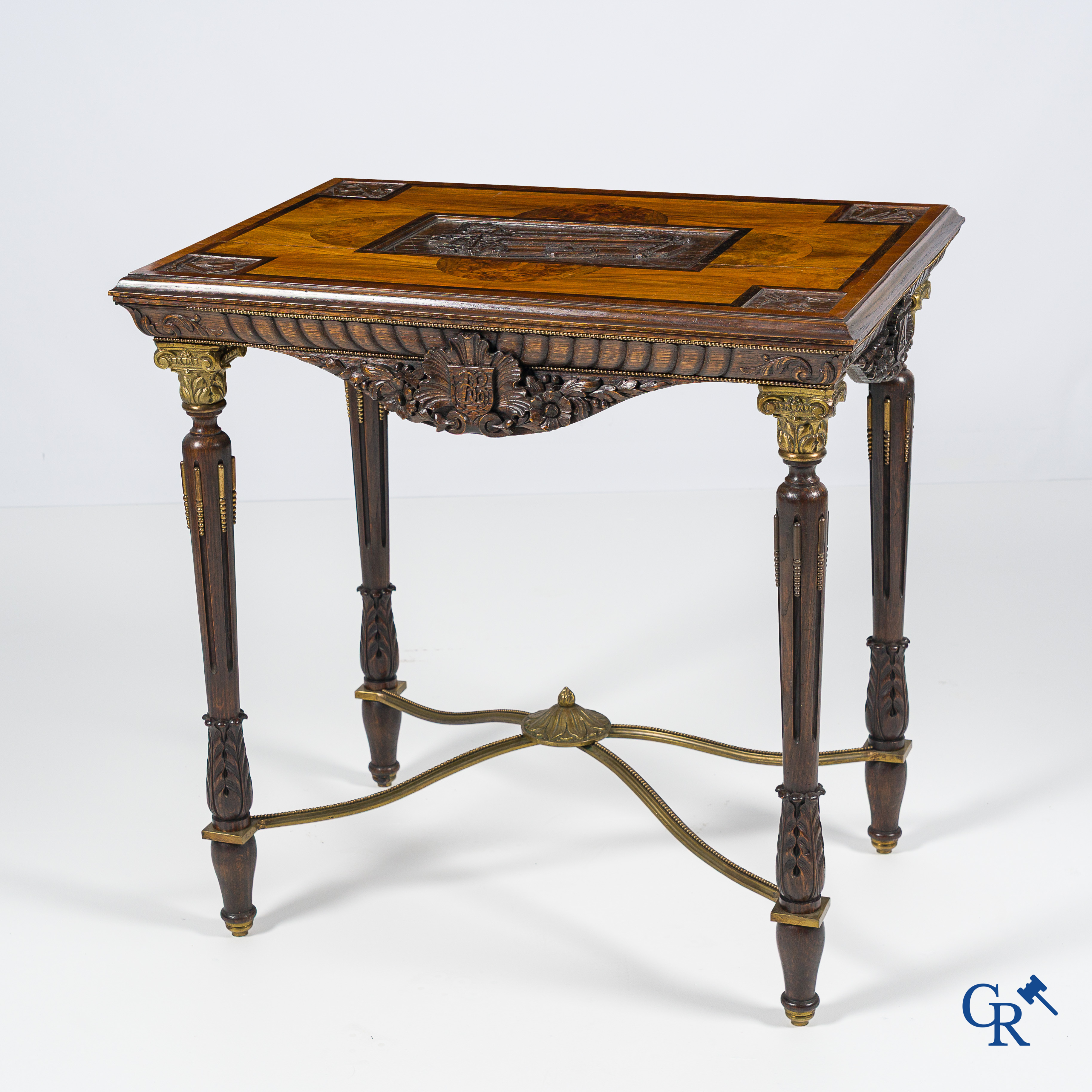 Picanol, Ieper. Uitzonderlijke tafel met taferelen van weefgetouwen, ambachten en wapenschilden. Augustus 1946.