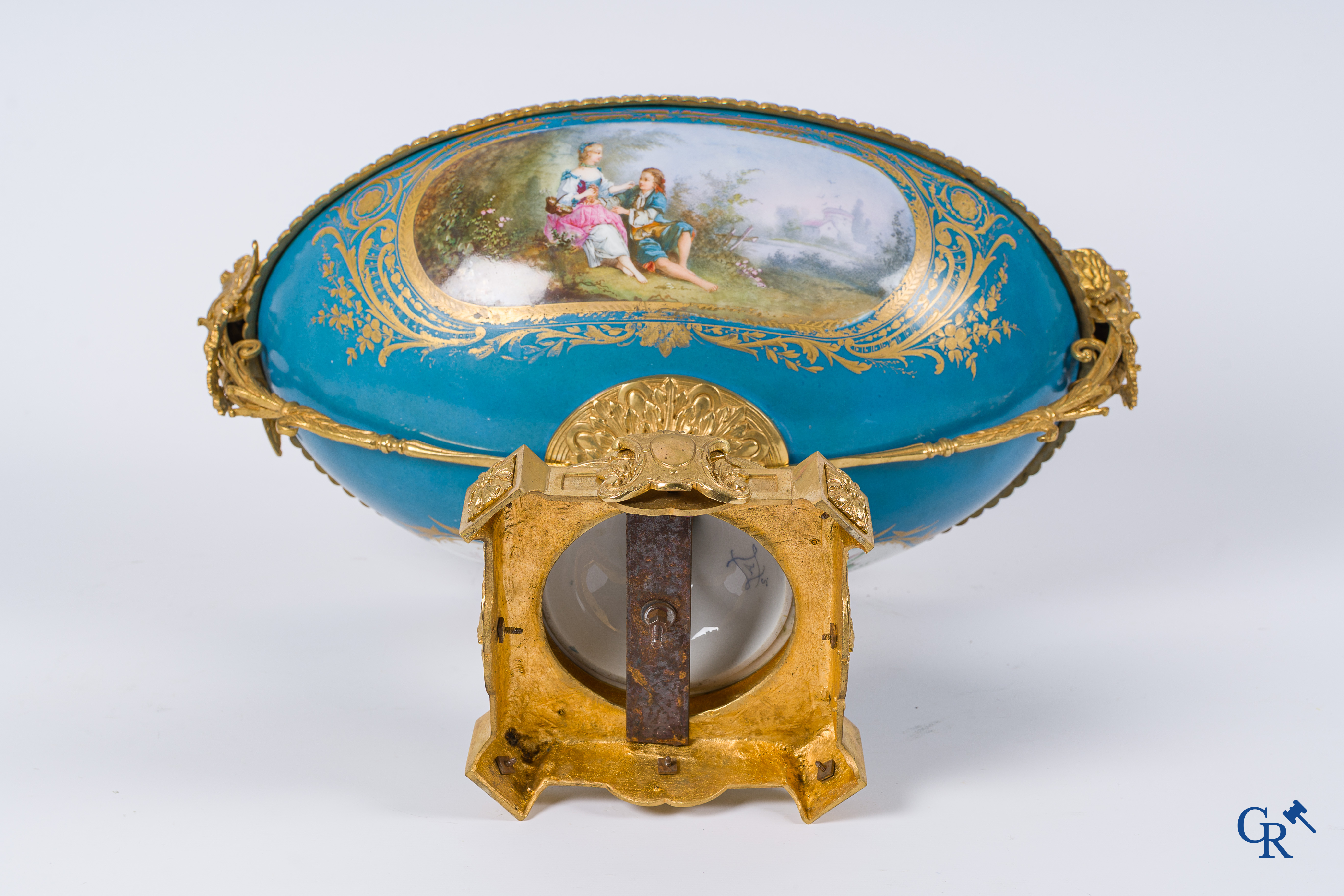 Sèvres. Important centre de table en porcelaine de Sèvres avec des montures en bronze doré. Style LXVI, vers 1900.
