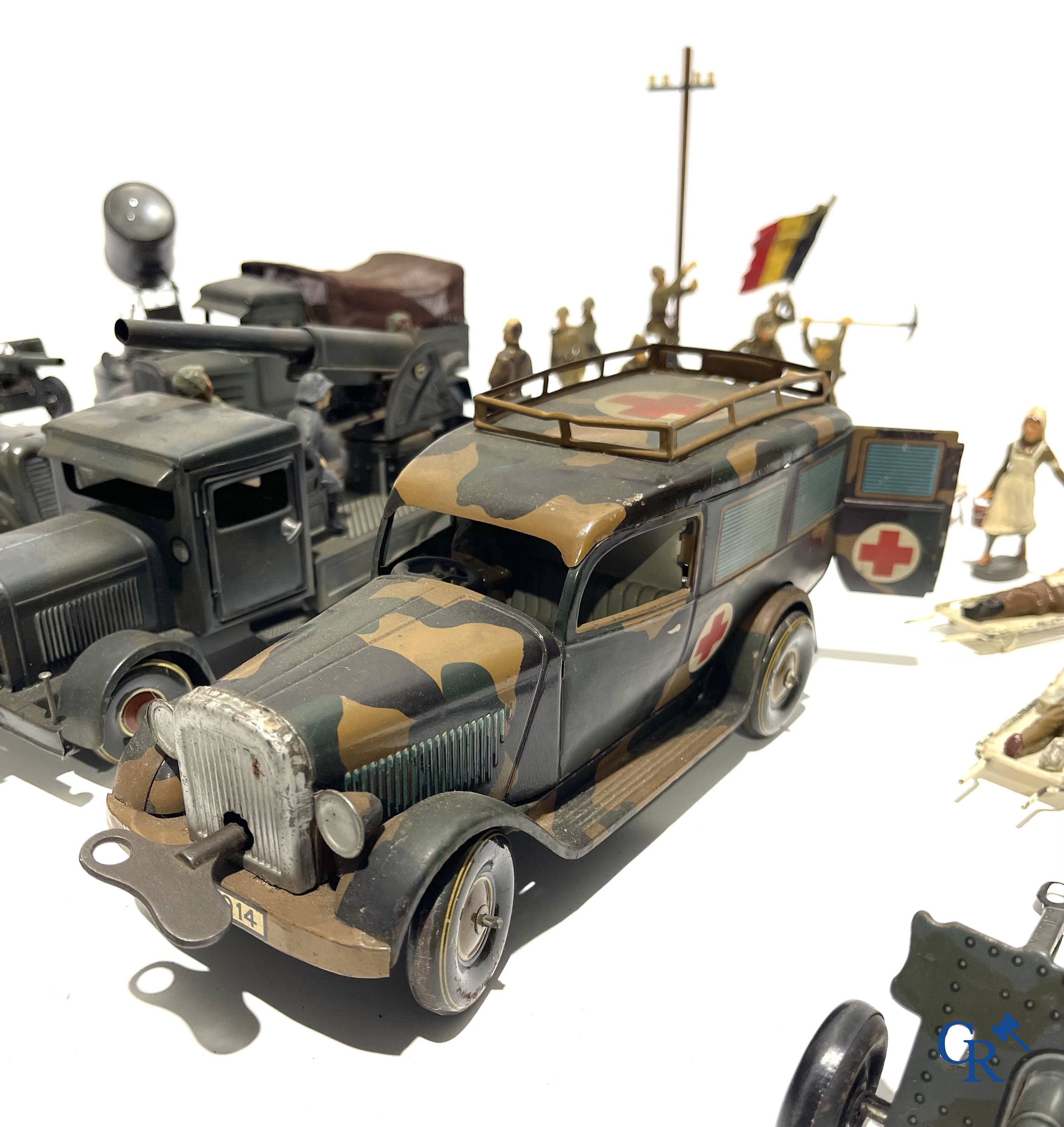 Jouets anciens. Lot de jouets militaires allemands exceptionnellement bien conservés en tôle lithographiée et des figurines en composite. Années '30-'40.