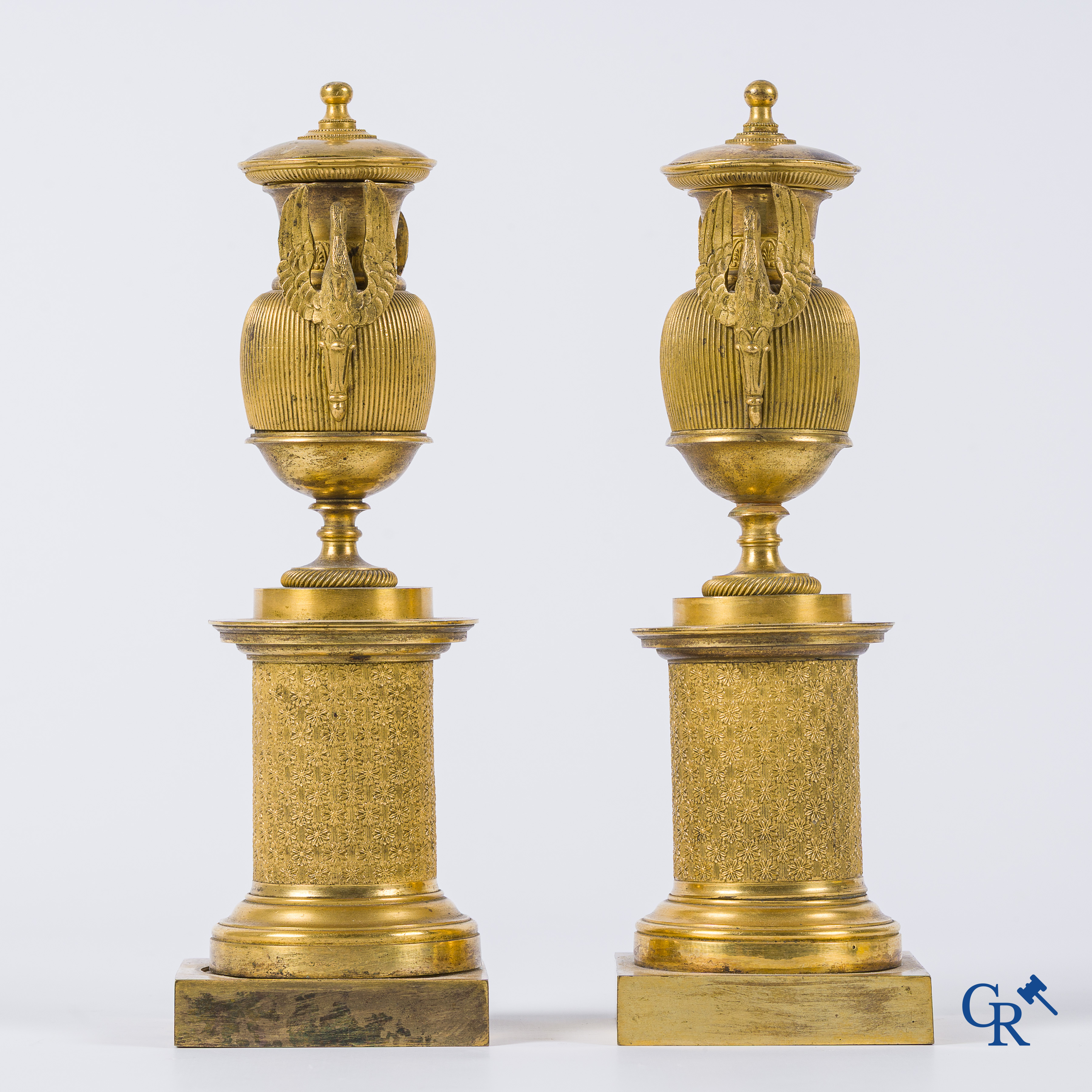 Empire. Paire de cassolettes formant bougeoir en bronze finement ciselées et dorées. Epoque Empire, vers 1810.