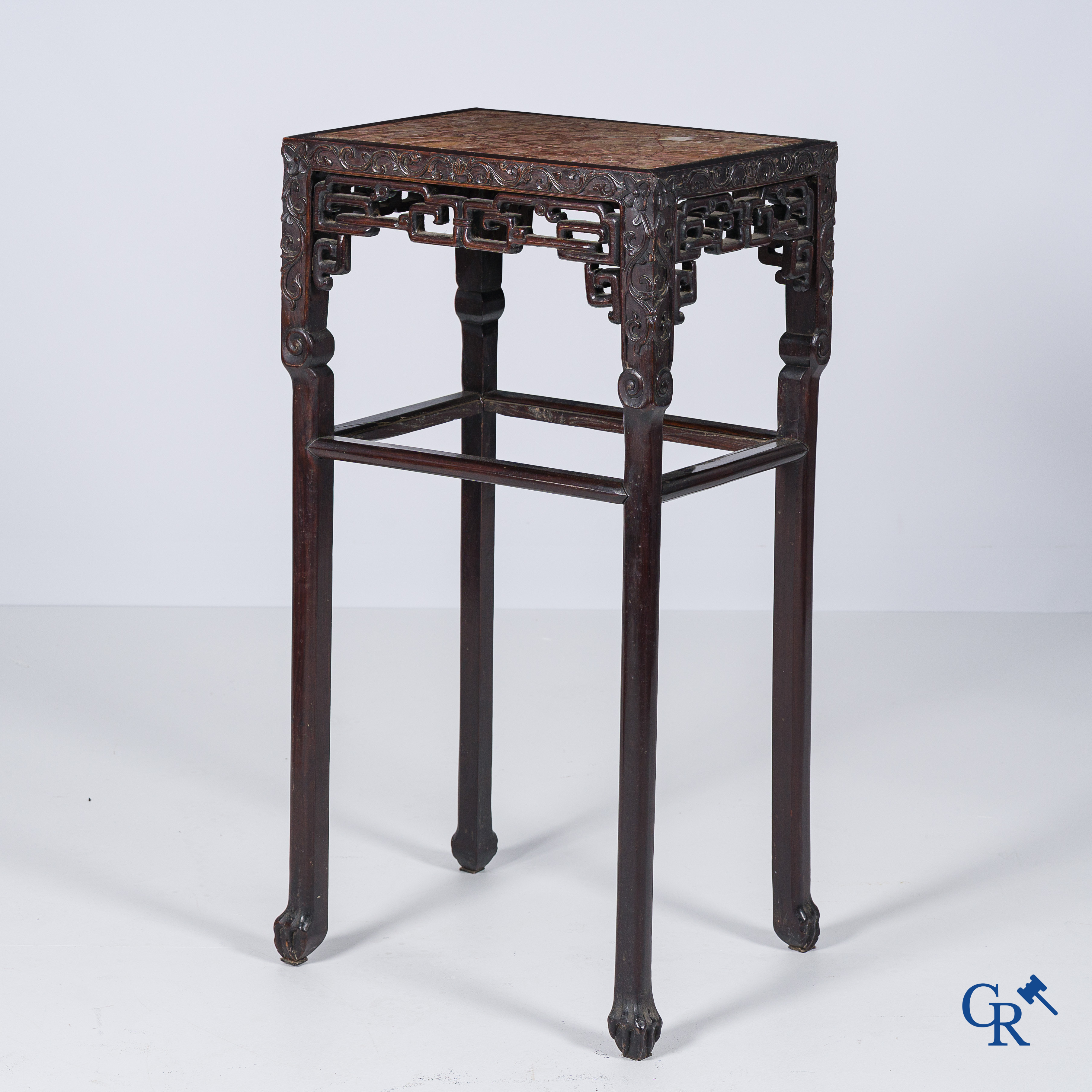Art Asiatique. Piédestal chinois en bois dur finement sculpté. XIXème.