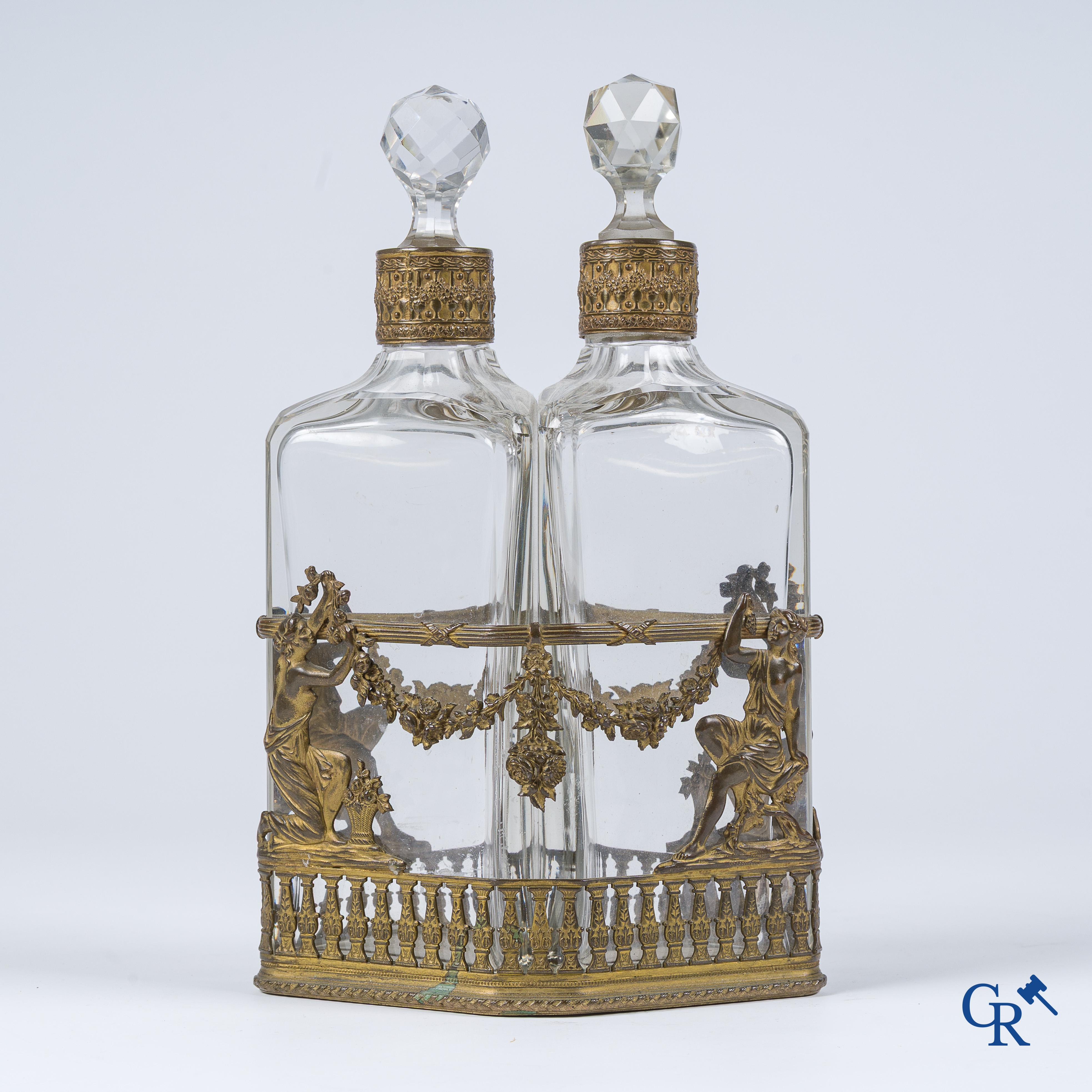 Cave à parfum à deux grands flacons en cristal taillé et bronze doré. Vers 1900.