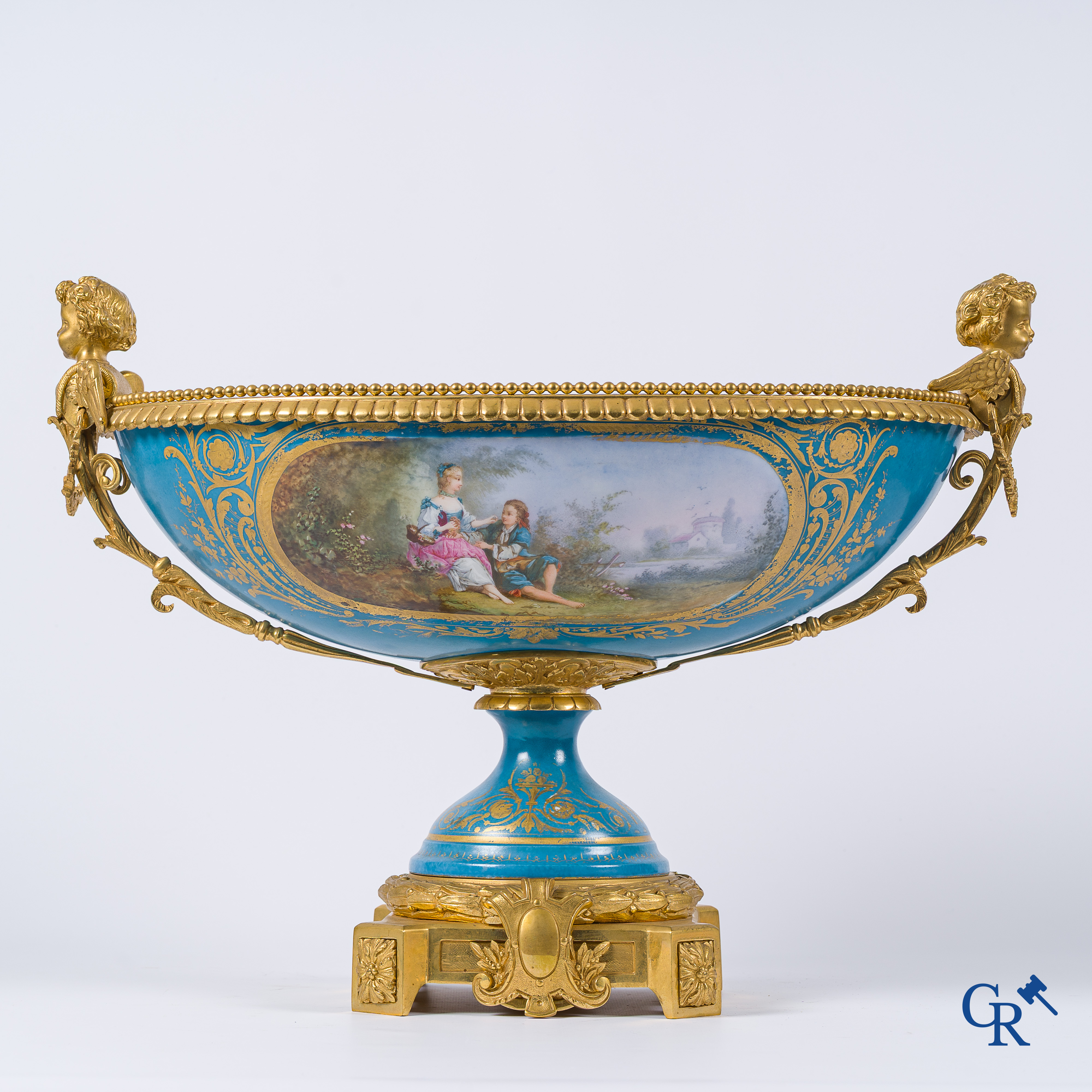 Sèvres. Important centre de table en porcelaine de Sèvres avec des montures en bronze doré. Style LXVI, vers 1900.
