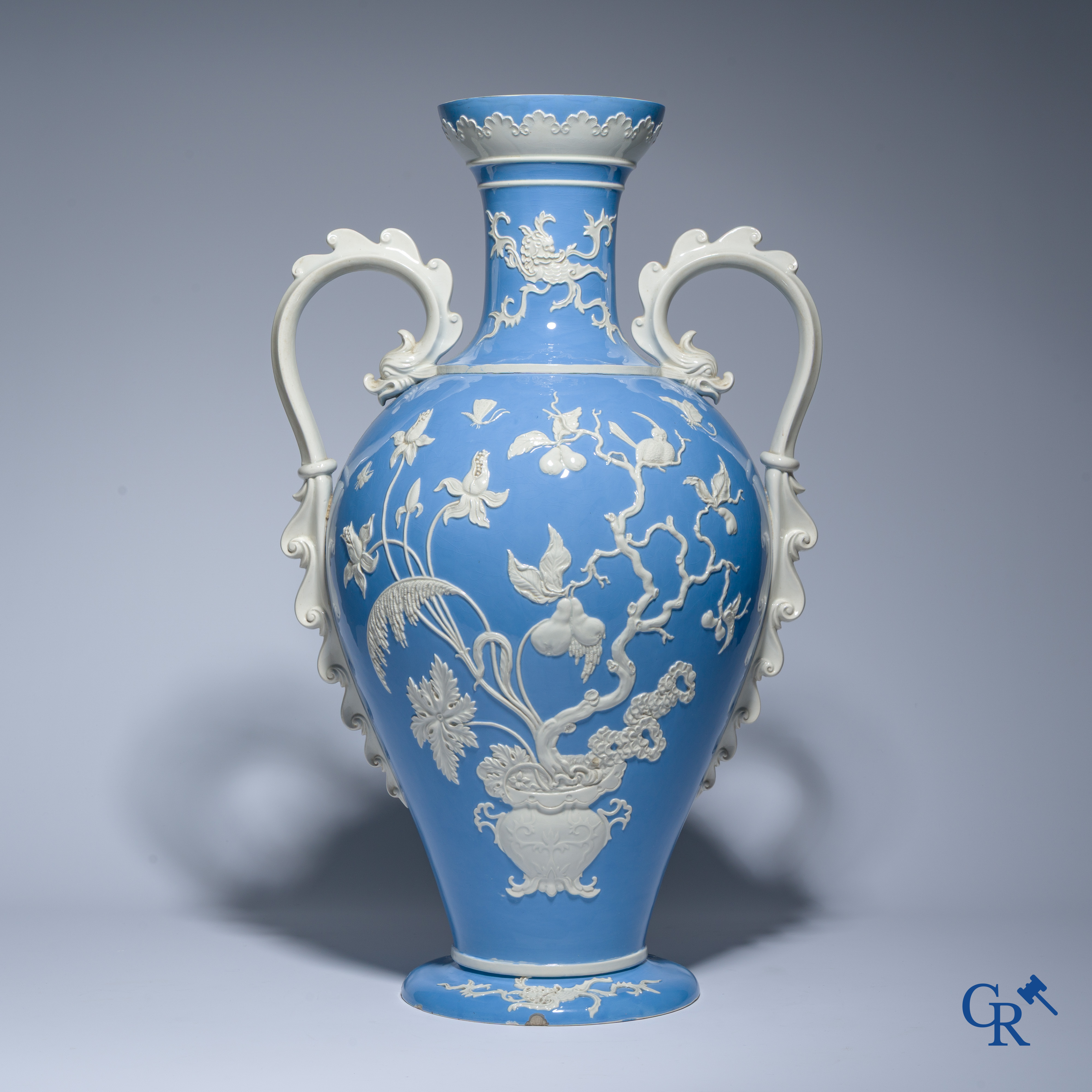 Uitzonderlijke en imposante vaas in faience met een Aziatisch decor. In de stijl van Wedgwood of Mintons. 19de eeuw.