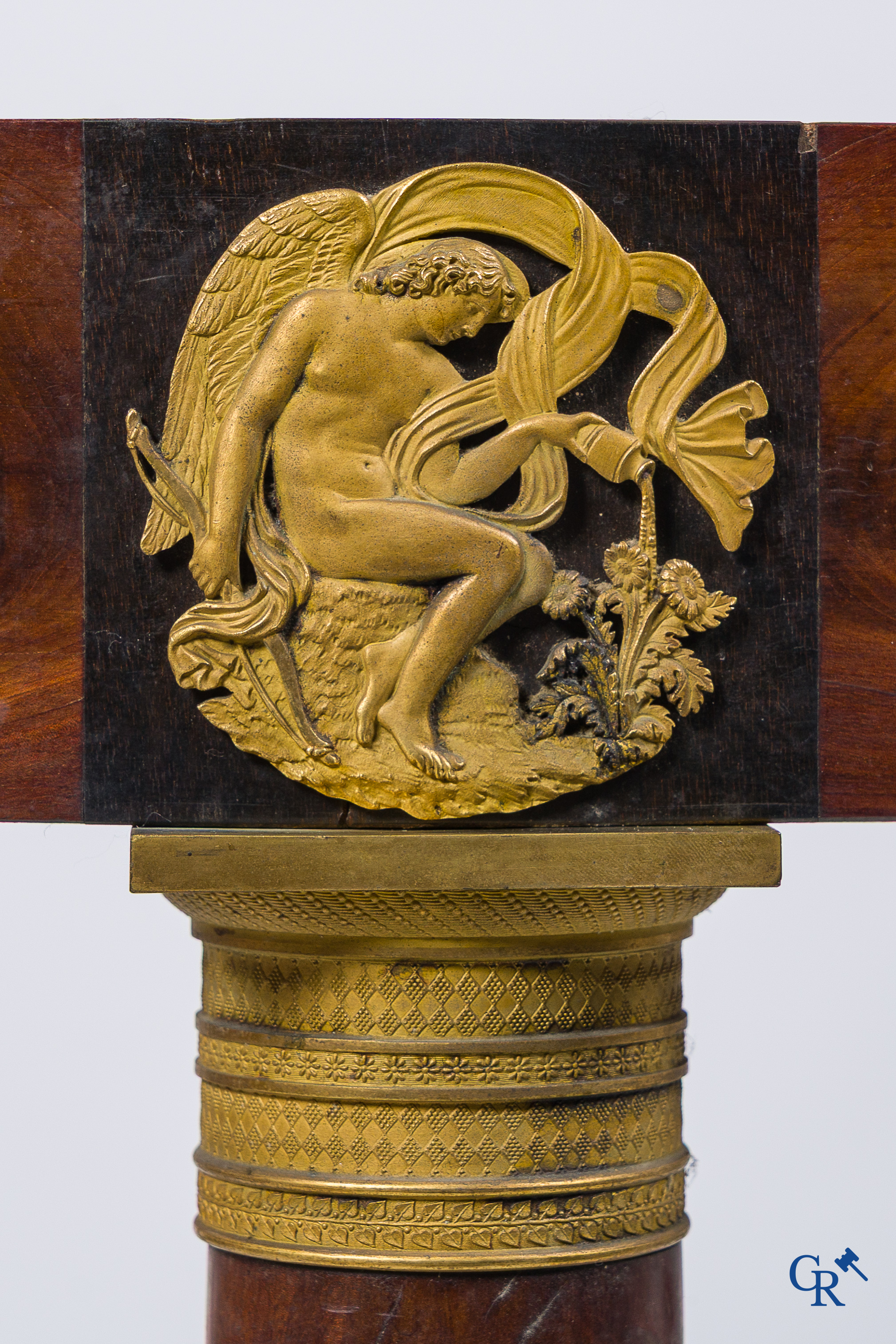 Empire. Grand guéridon en placage d'acajou, bronzes finement ciselés et dorés. France, vers 1810.