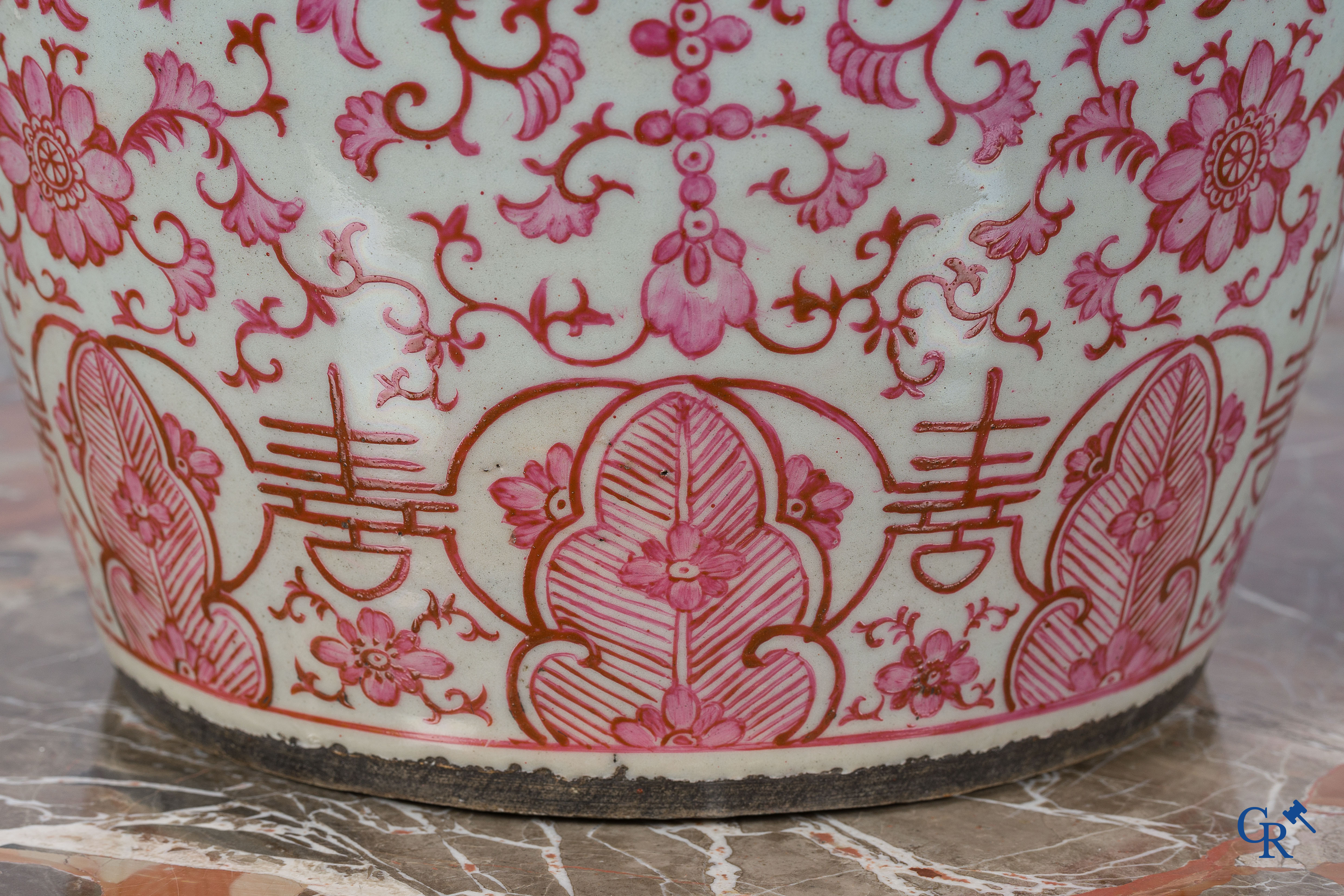 Art Asiatique. Porcelaine chinoise. Grand vase balustre aux motifs violet-rose "puce". 19ème siècle.