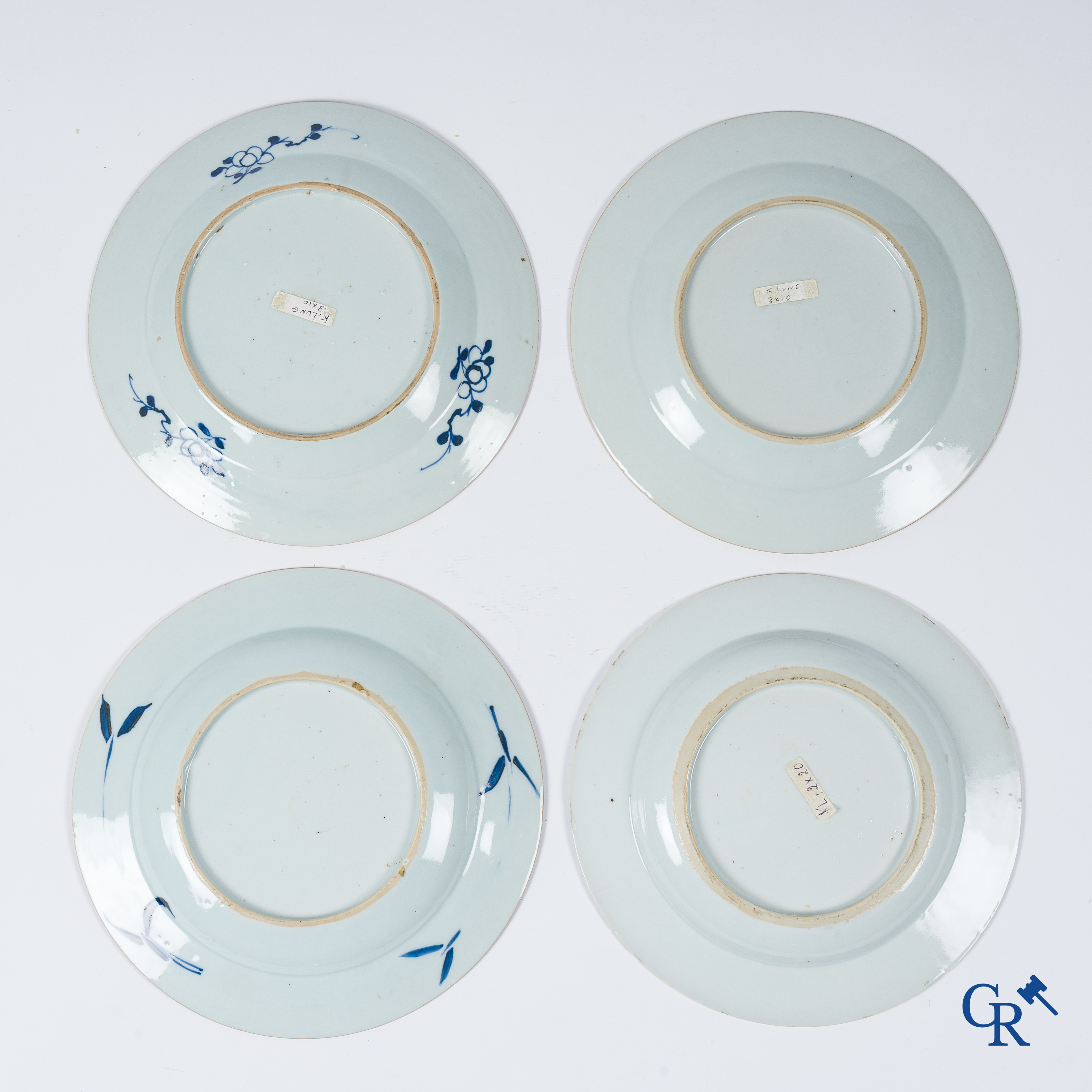 Art Asiatique. Porcelaine chinoise. 4 assiettes bleu blanc. Période Qianlong.