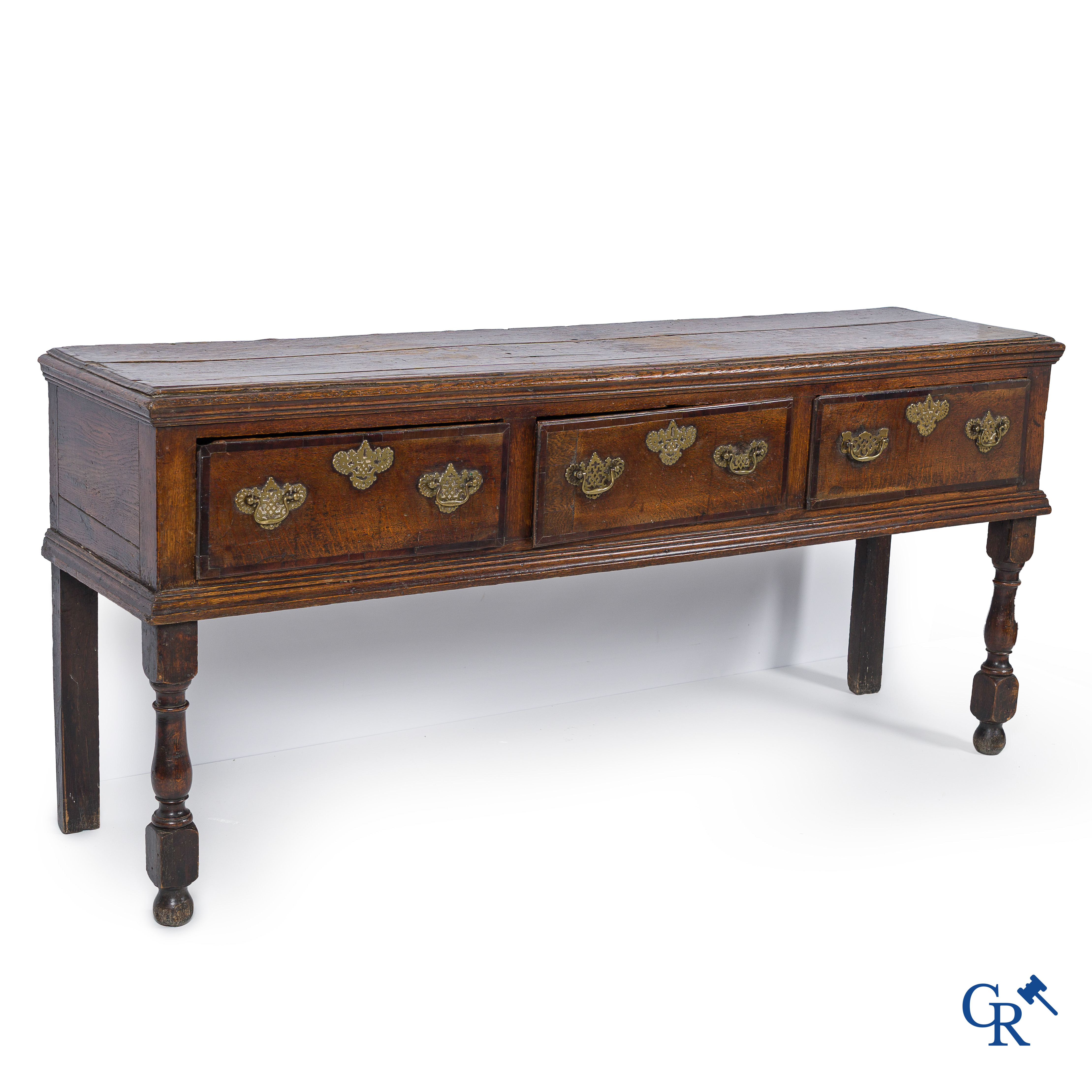 Meubilair. Antieke Engelse eiken dressoir of sideboard met 3 laden. Engeland, circa 1740.