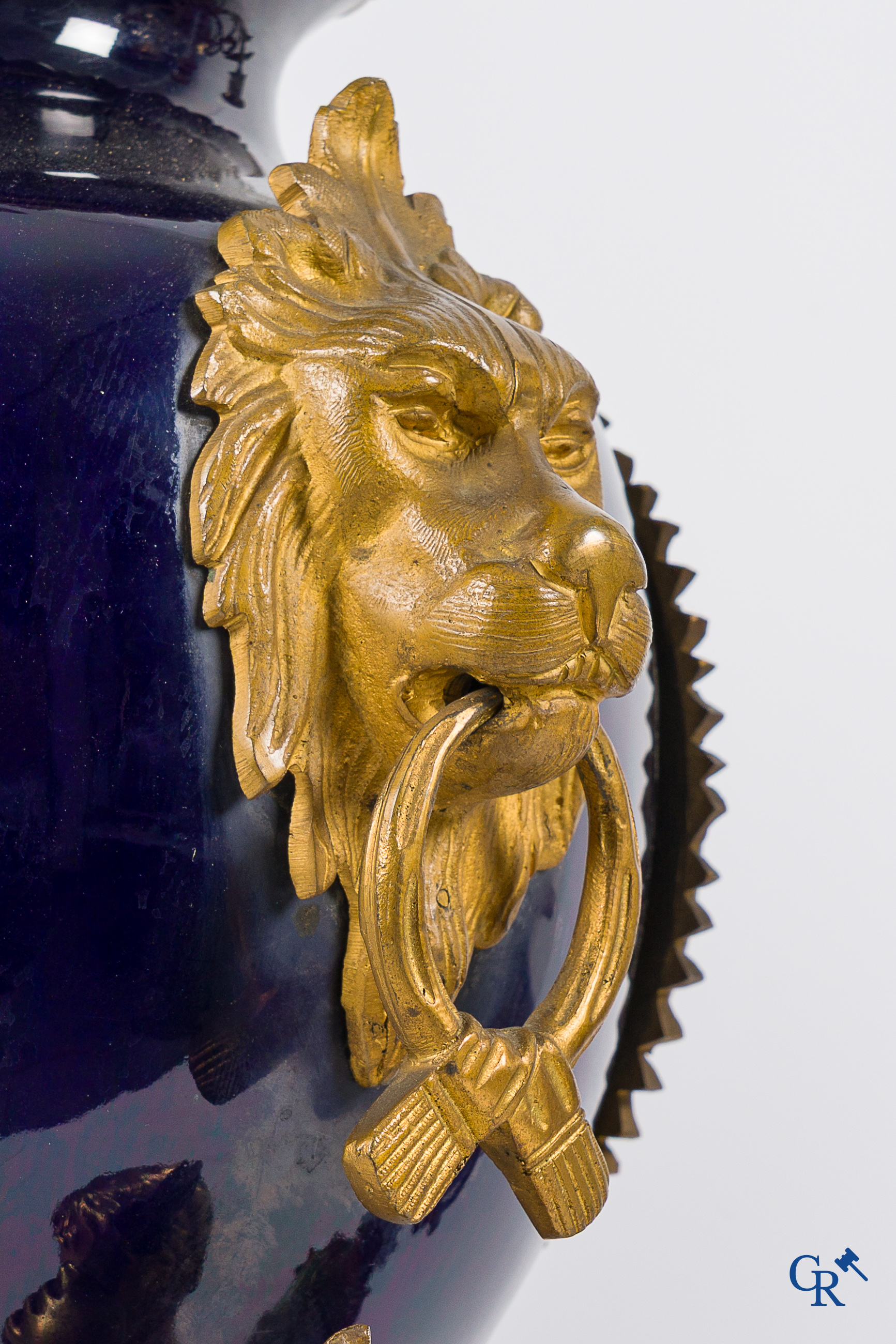 Luppens Bruxelles. Garniture de cheminée en bronze doré et porcelaine bleu cobalt. Vers 1900.