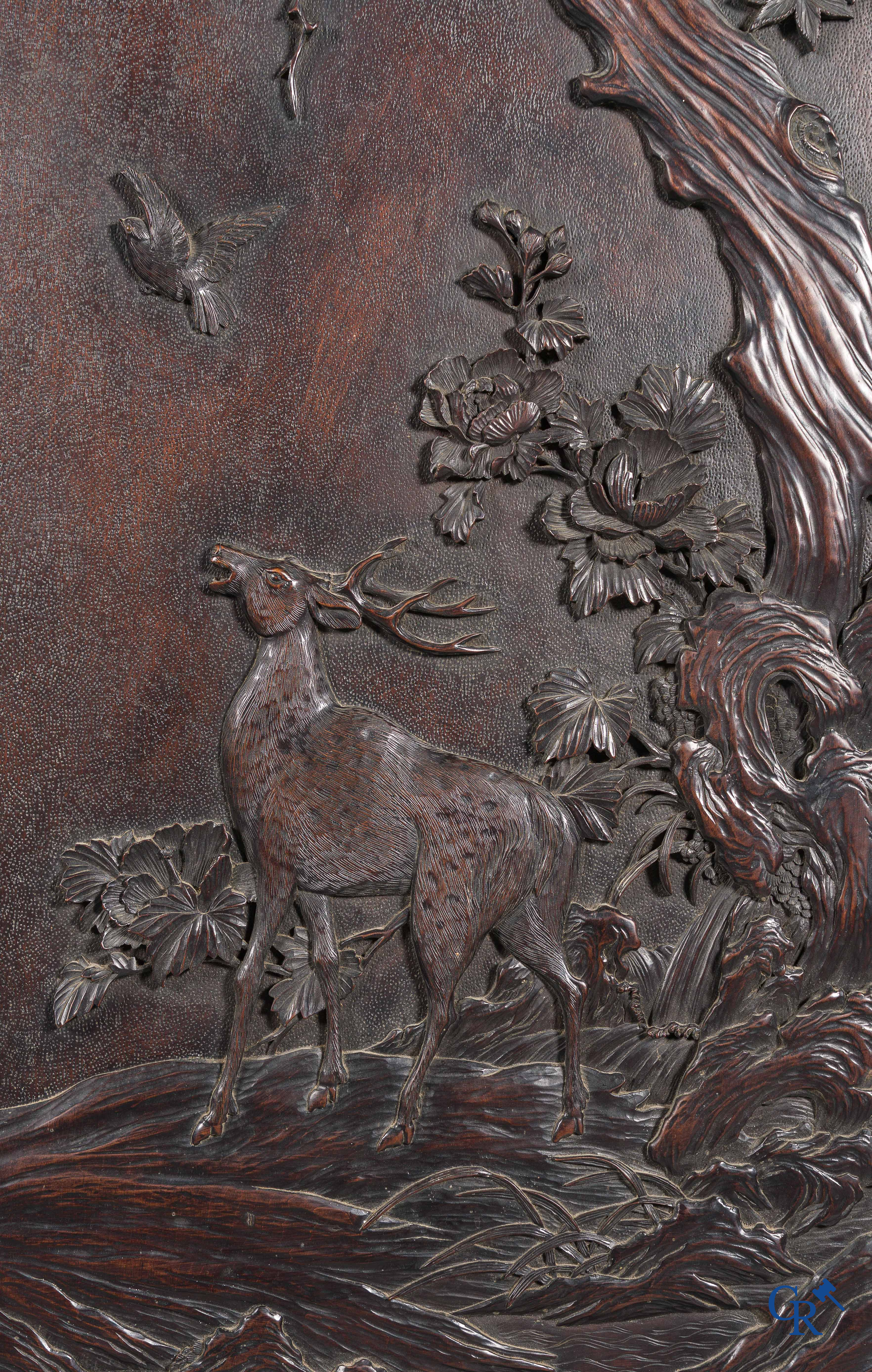 Art Asiatique. Exceptionnel et impressionnant meuble avec des panneaux chinois finement sculptés. XIXe siècle.