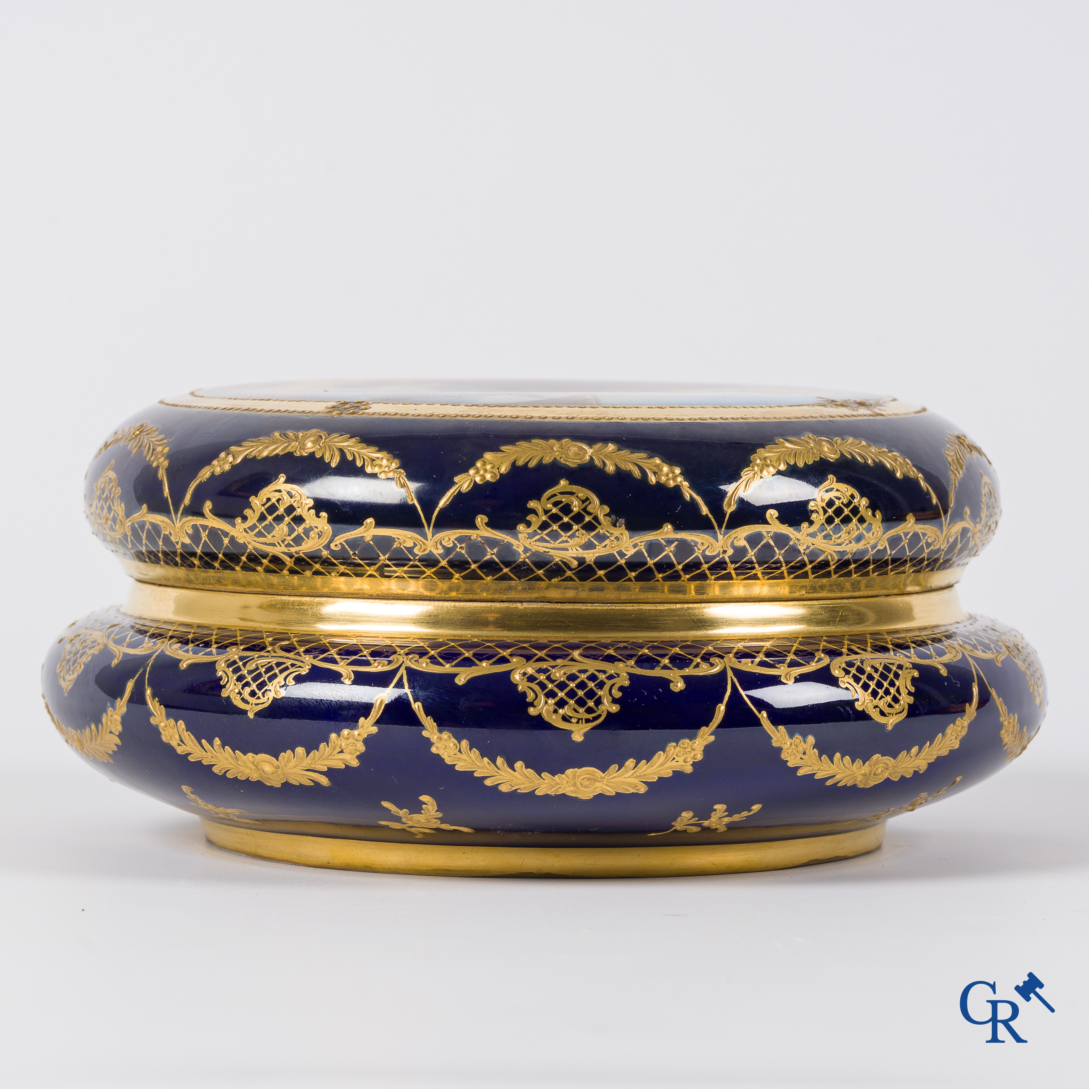 Porcelaine de Vienne. Grande boîte à couvercle rond en porcelaine de Vienne. "L'évasion de Paris et d'Hélène" Signé Wagner.
