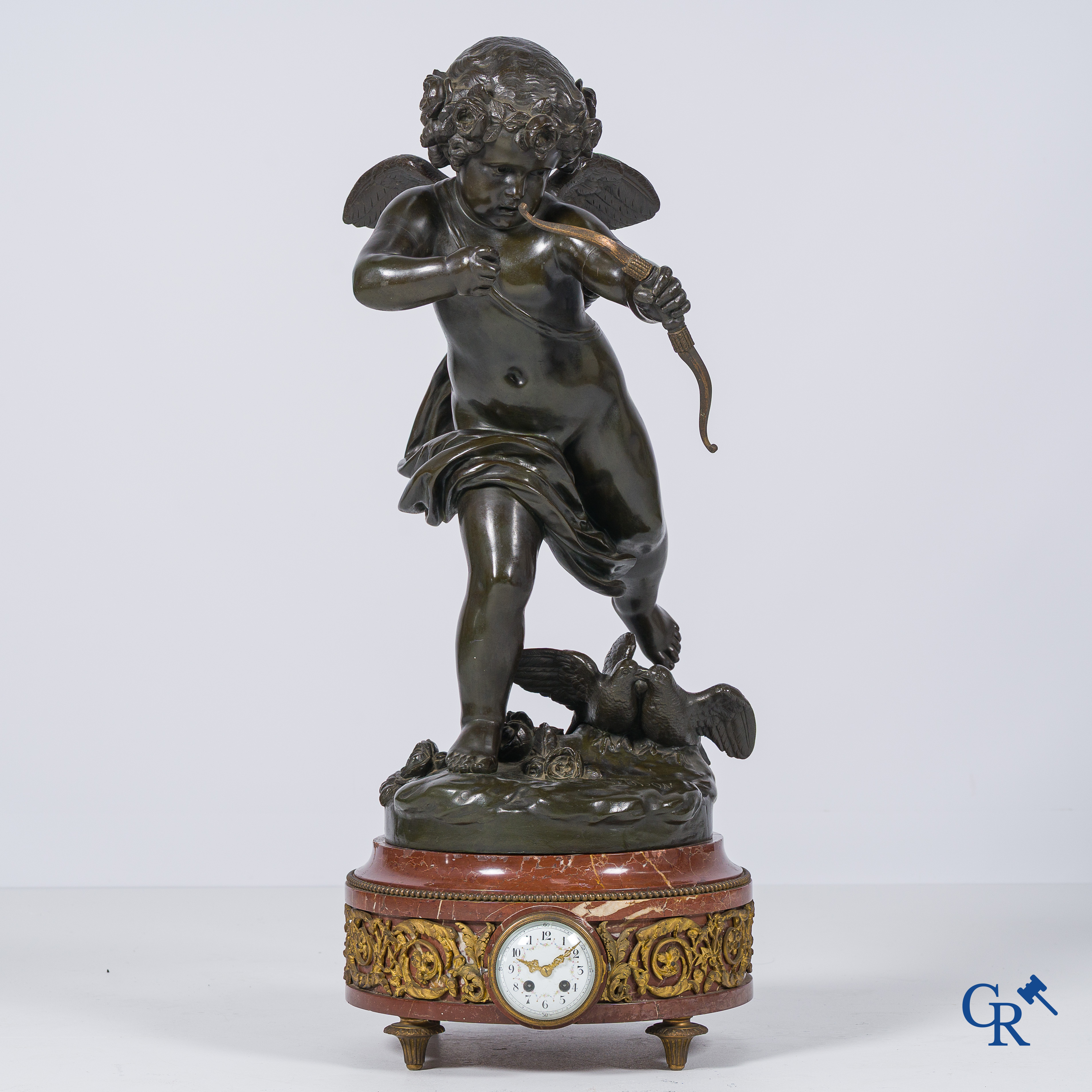 Jean Antoine Houdon (naar) Imposante klok in marmer met bronzen voorstelling van een cupido. LXVI-stijl. Circa 1900.