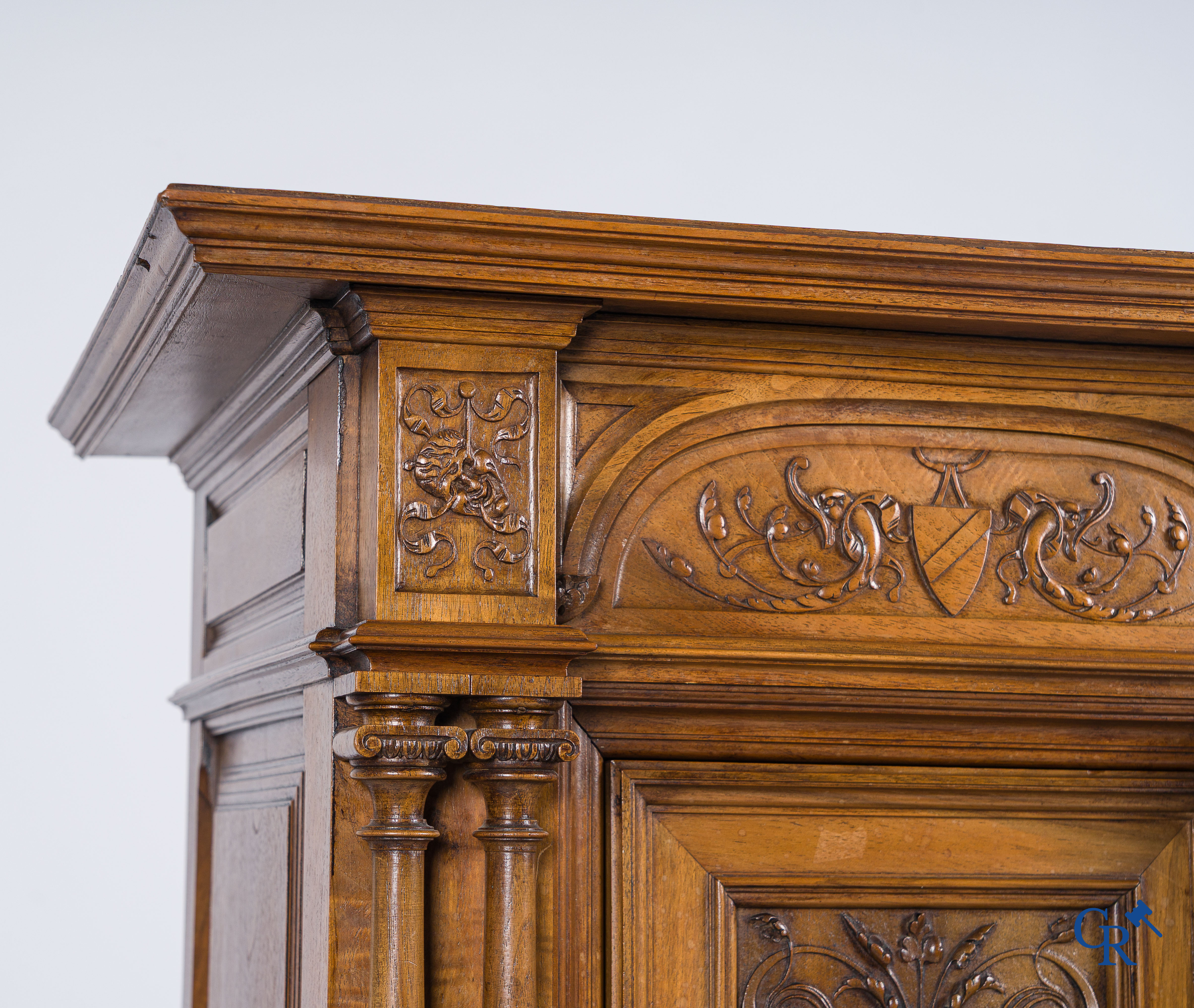 Mobilier. Meuble en noyer finement sculpté avec armoiries et masques. Style néo-Renaissance. Fin du 19ème siècle.