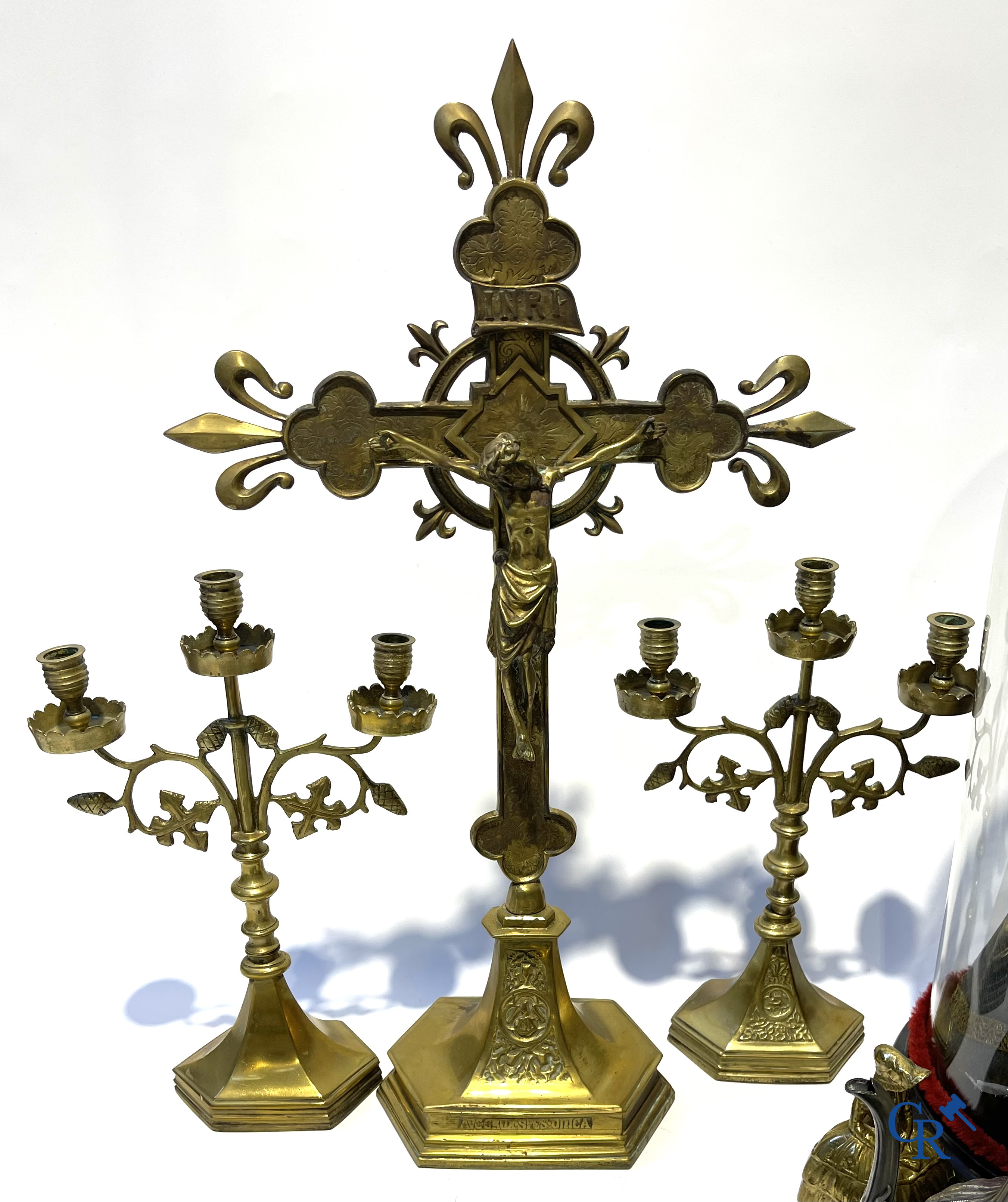 Lot brocante with religious objects, globe with Maria and child and objects in tin and others.