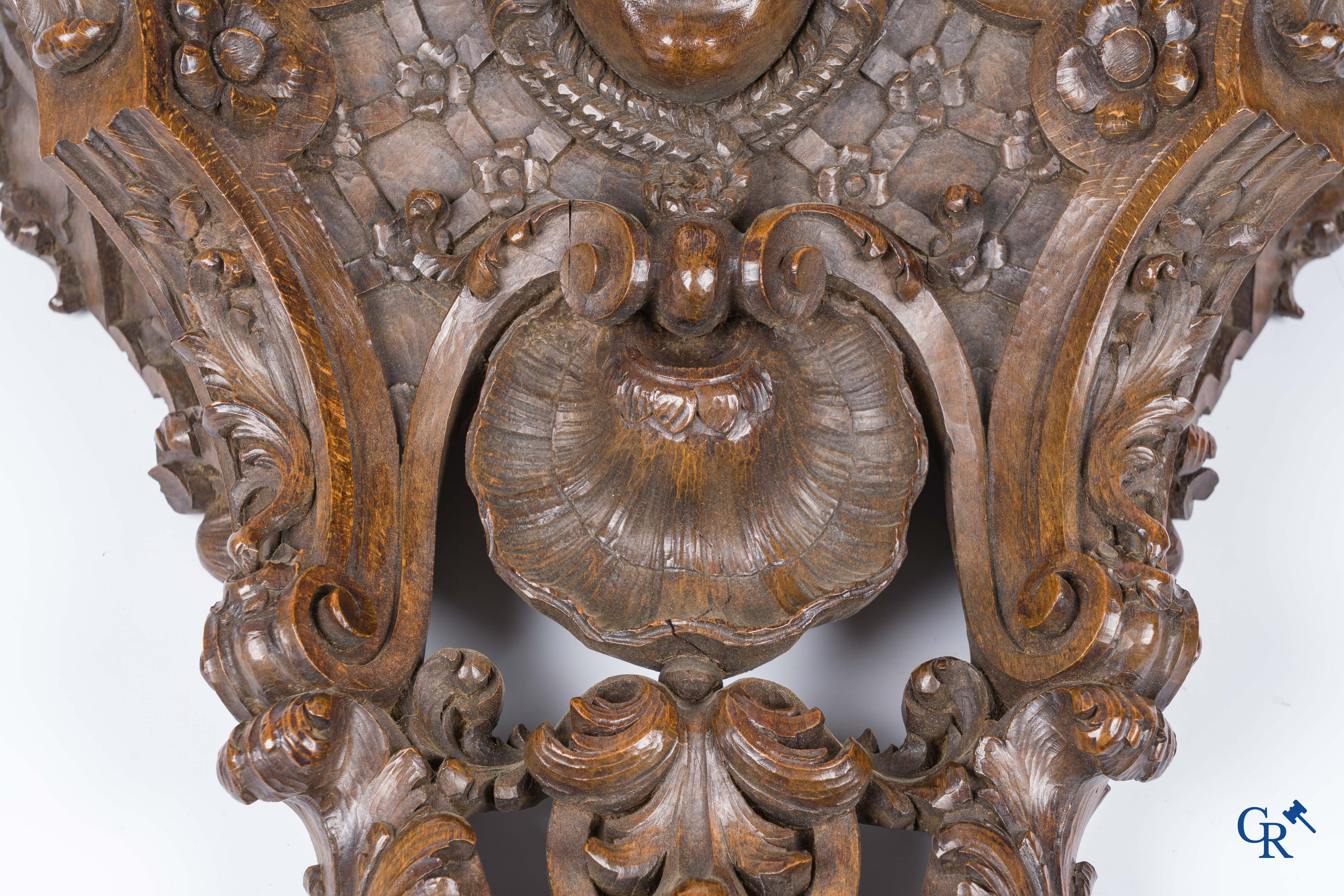 Une console murale de style Renaissance richement sculptée en noyer. XIXe siècle.