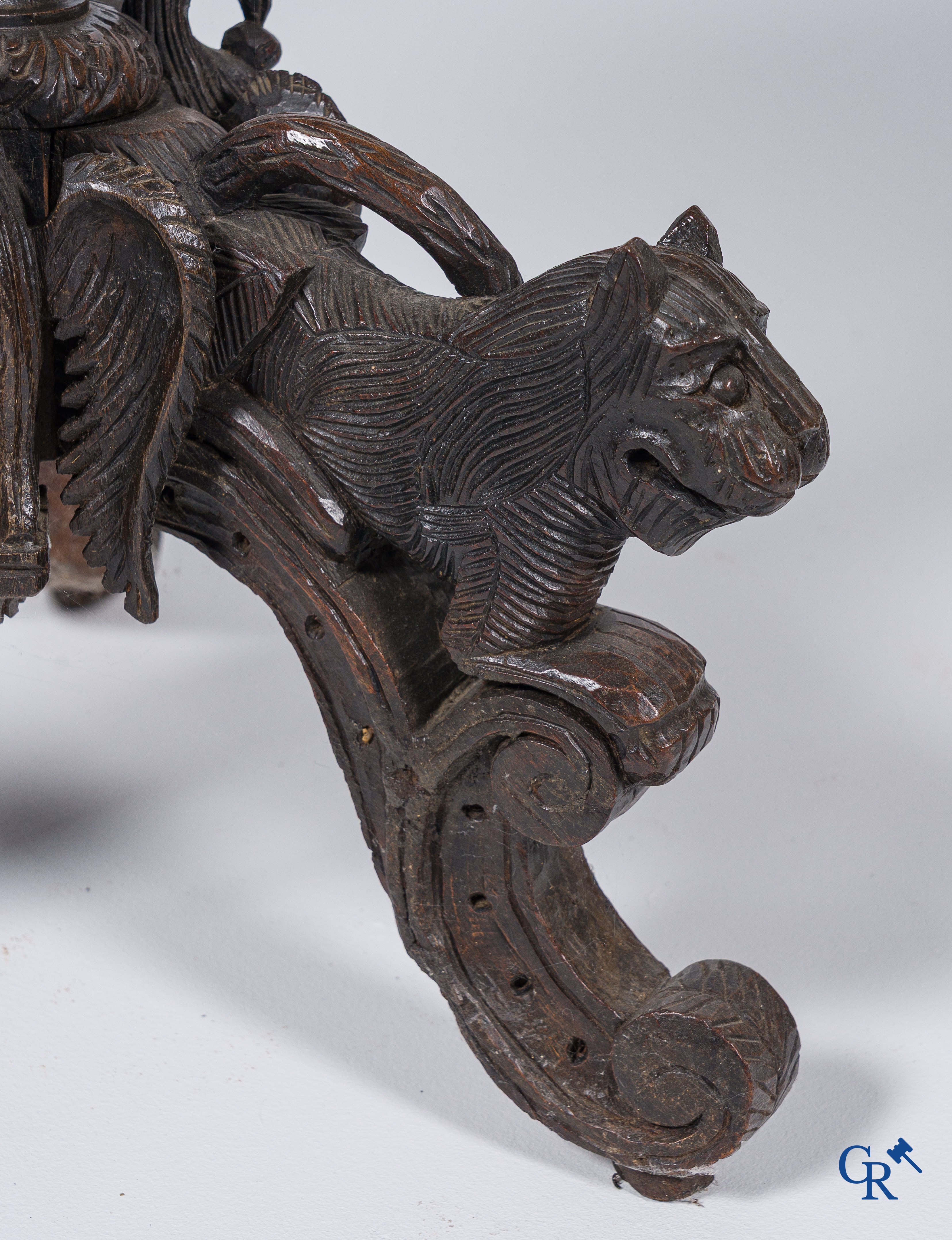 Table d'appoint birmane richement et finement sculptée avec plateau octogonal. Birmanie, XIXe siècle.