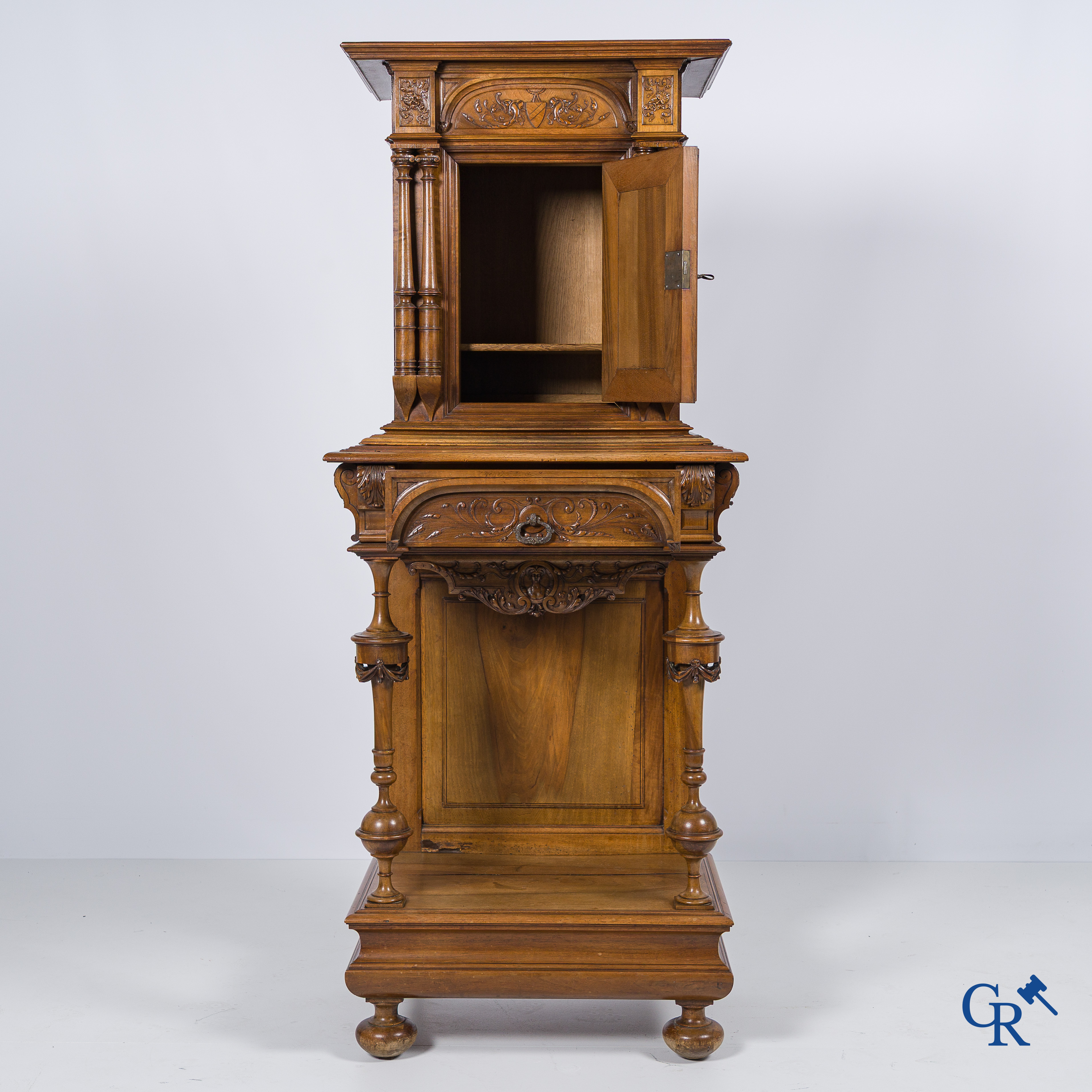 Mobilier. Meuble en noyer finement sculpté avec armoiries et masques. Style néo-Renaissance. Fin du 19ème siècle.