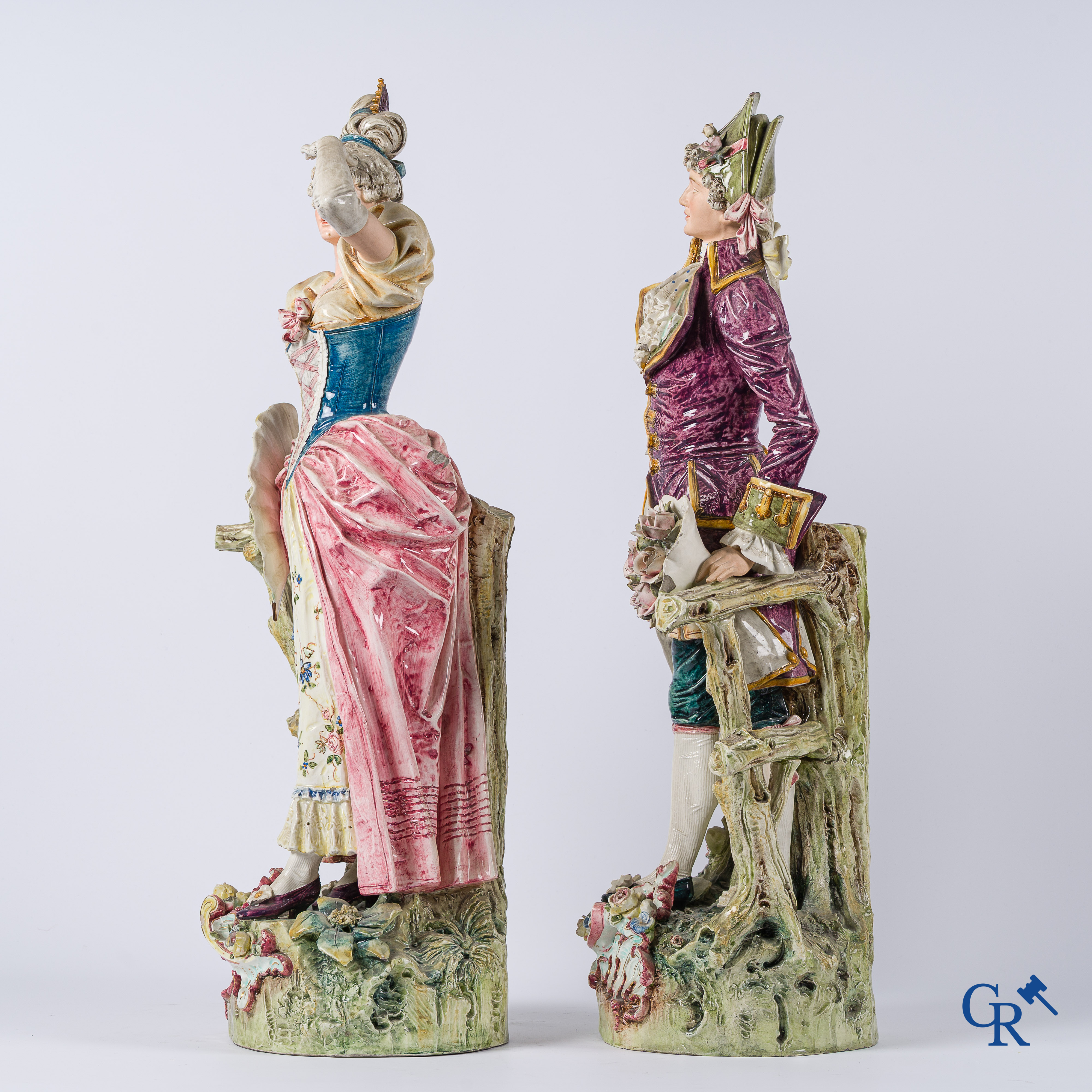 Paire de grand sujets. Marquis et marquise en faïence polychrome, vers 1900.