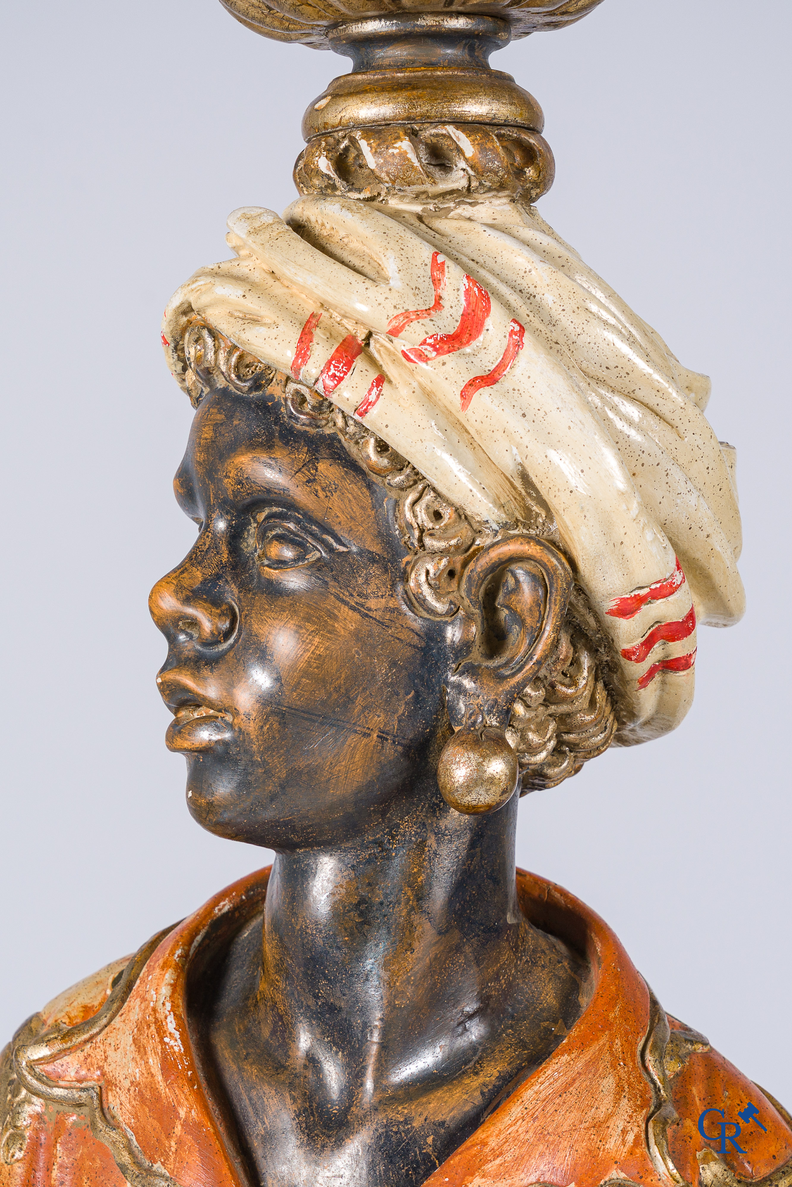Moor debout en bois sculpté et polychromé servant de lampe. Travail italien, XXe siècle.