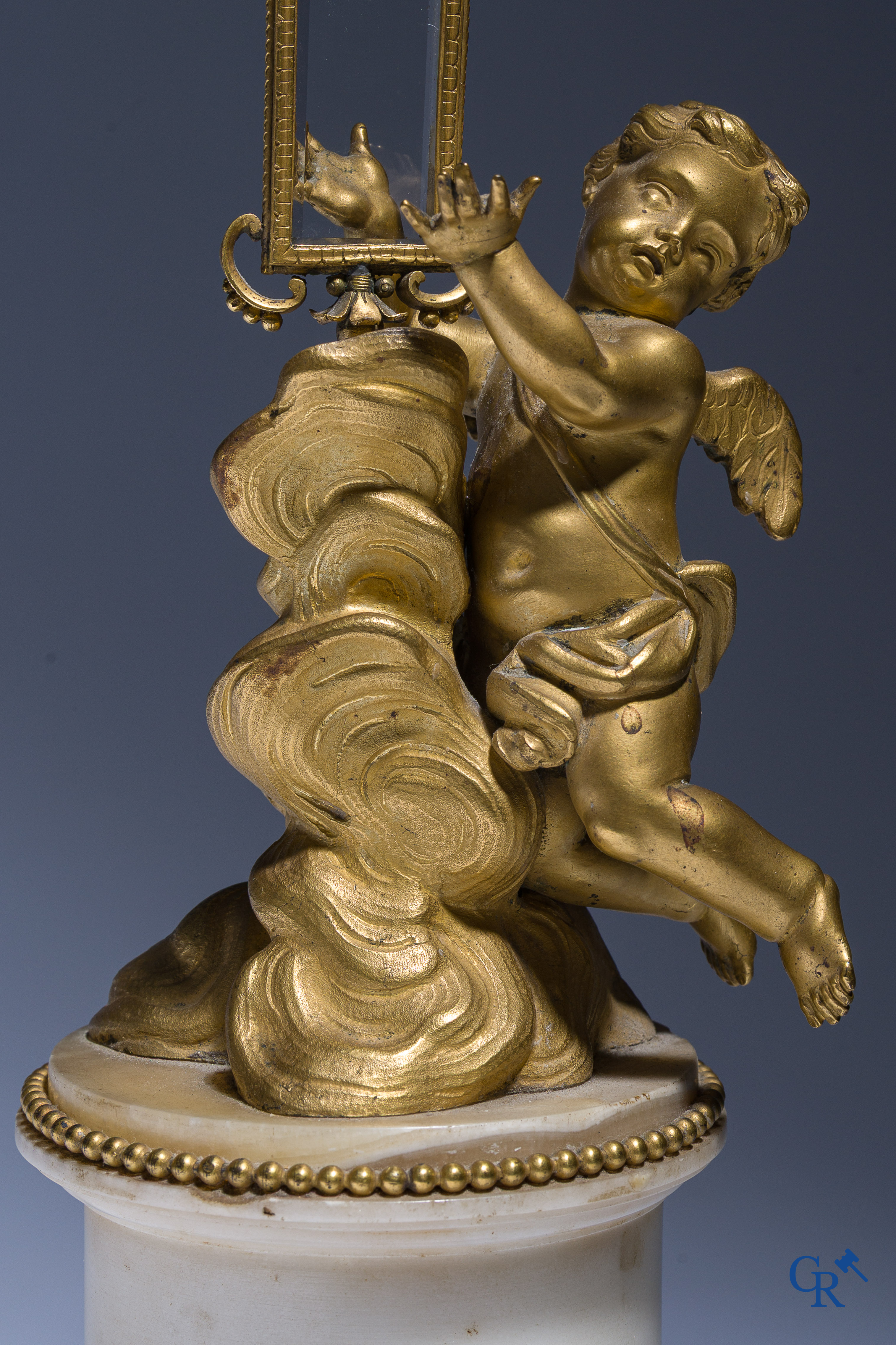 Reliquaire en bronze finement ciselé et doré. Croix sertie de cristal de roche taillé. Fin du XVIIIe siècle.