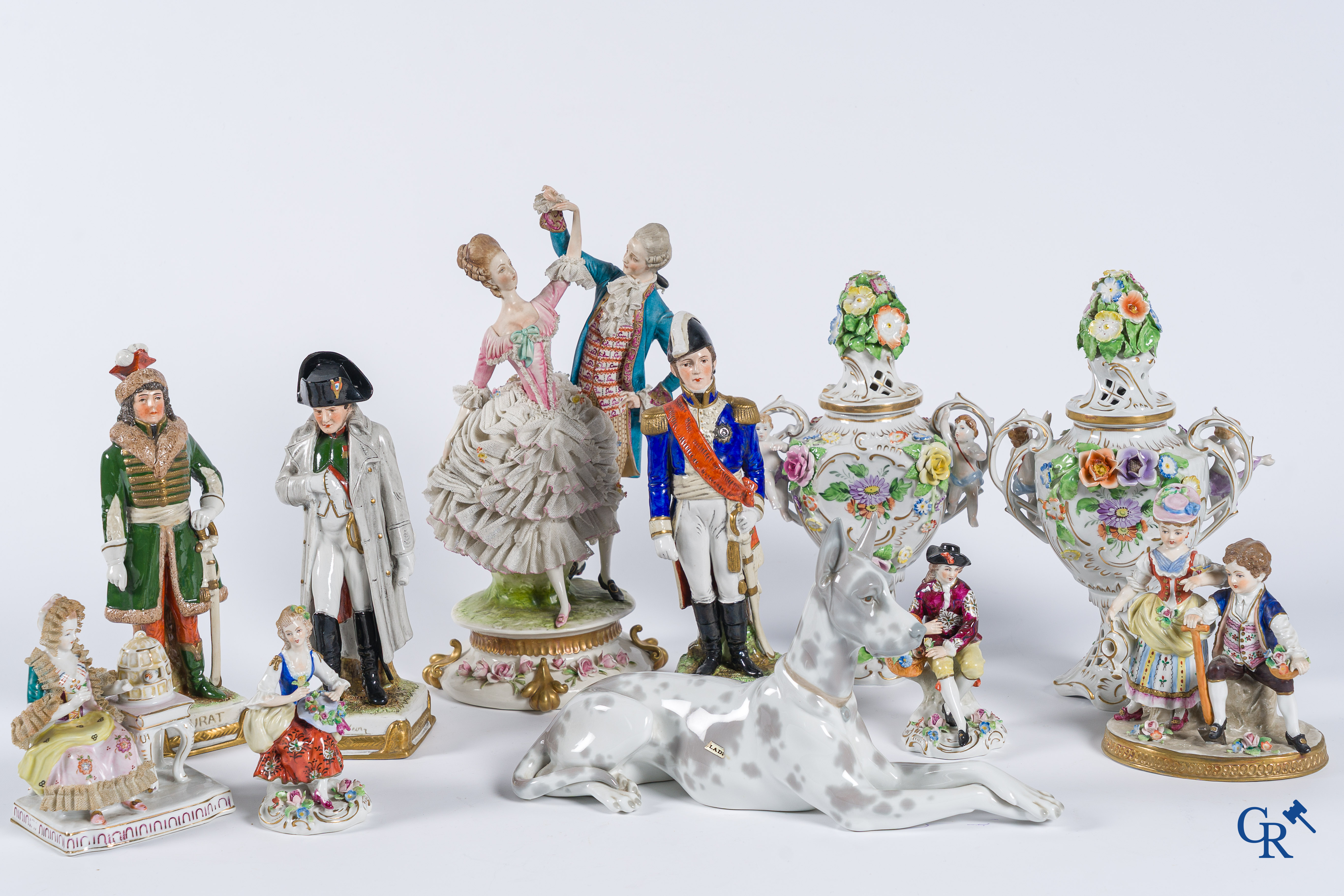 Beau lot de divers sujets en porcelaine. Porcelaine de Saxe, Ladro, etc. (11 pièces)