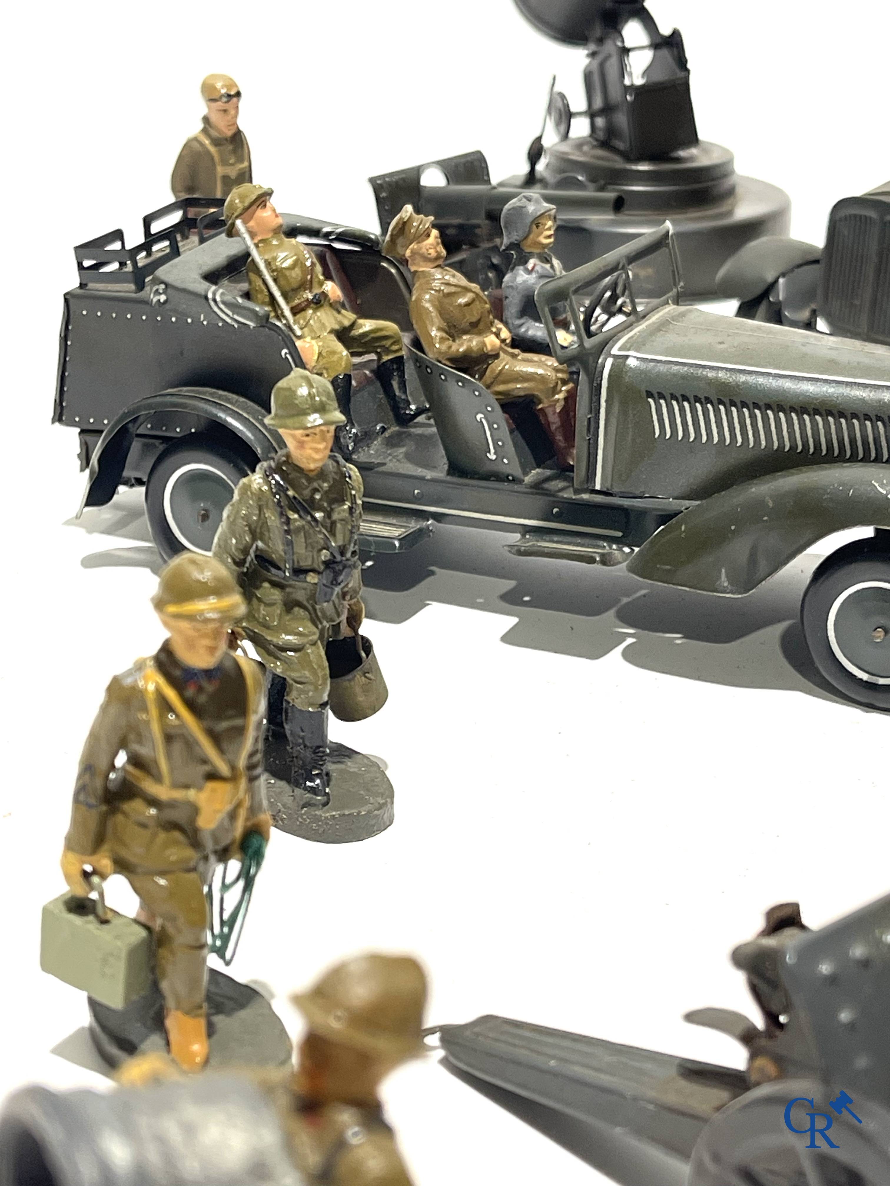 Jouets anciens. Lot de jouets militaires allemands exceptionnellement bien conservés en tôle lithographiée et des figurines en composite. Années '30-'40.