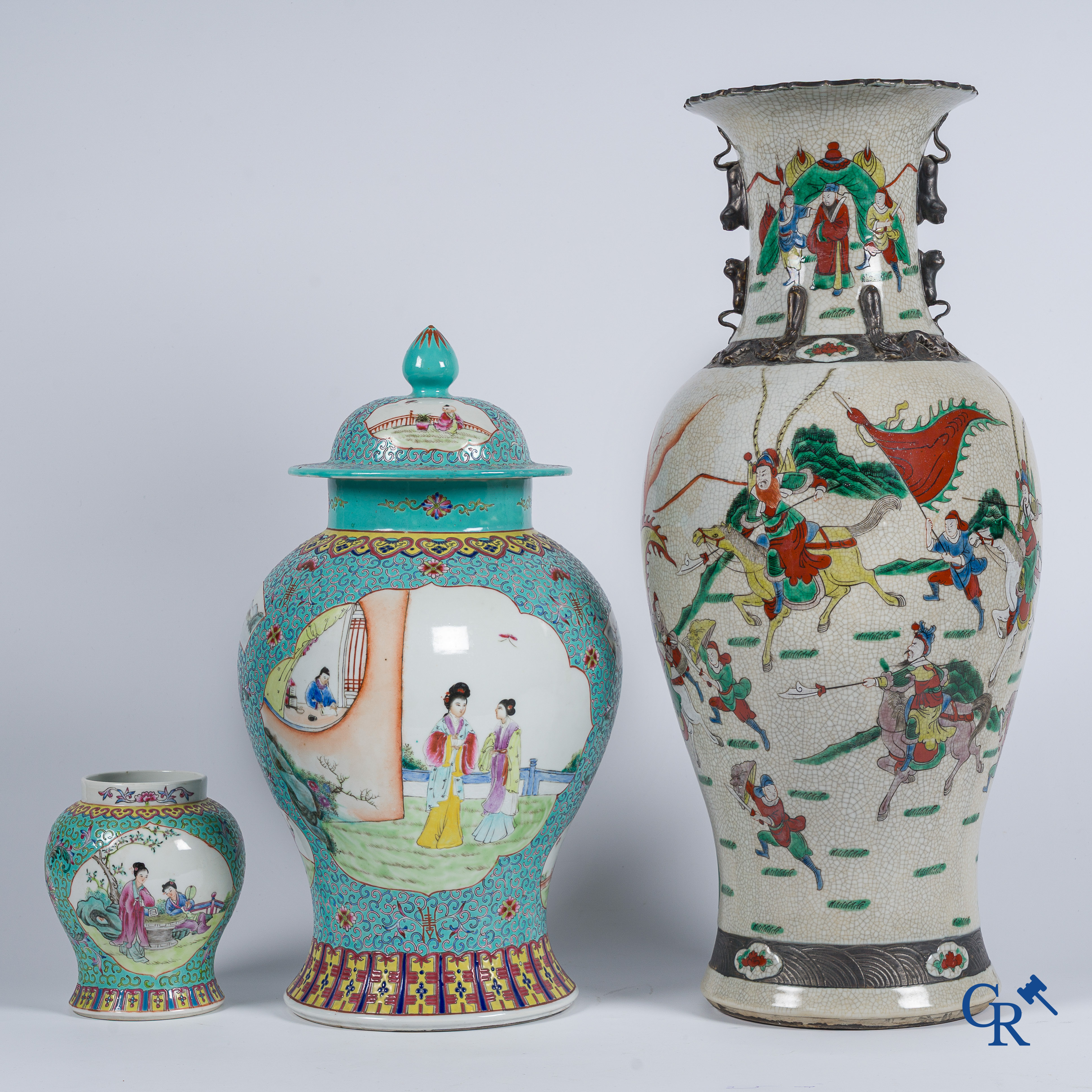 Art Asiatique. Porcelaine chinoise. Lot de 3 vases chinois. XXe siècle.