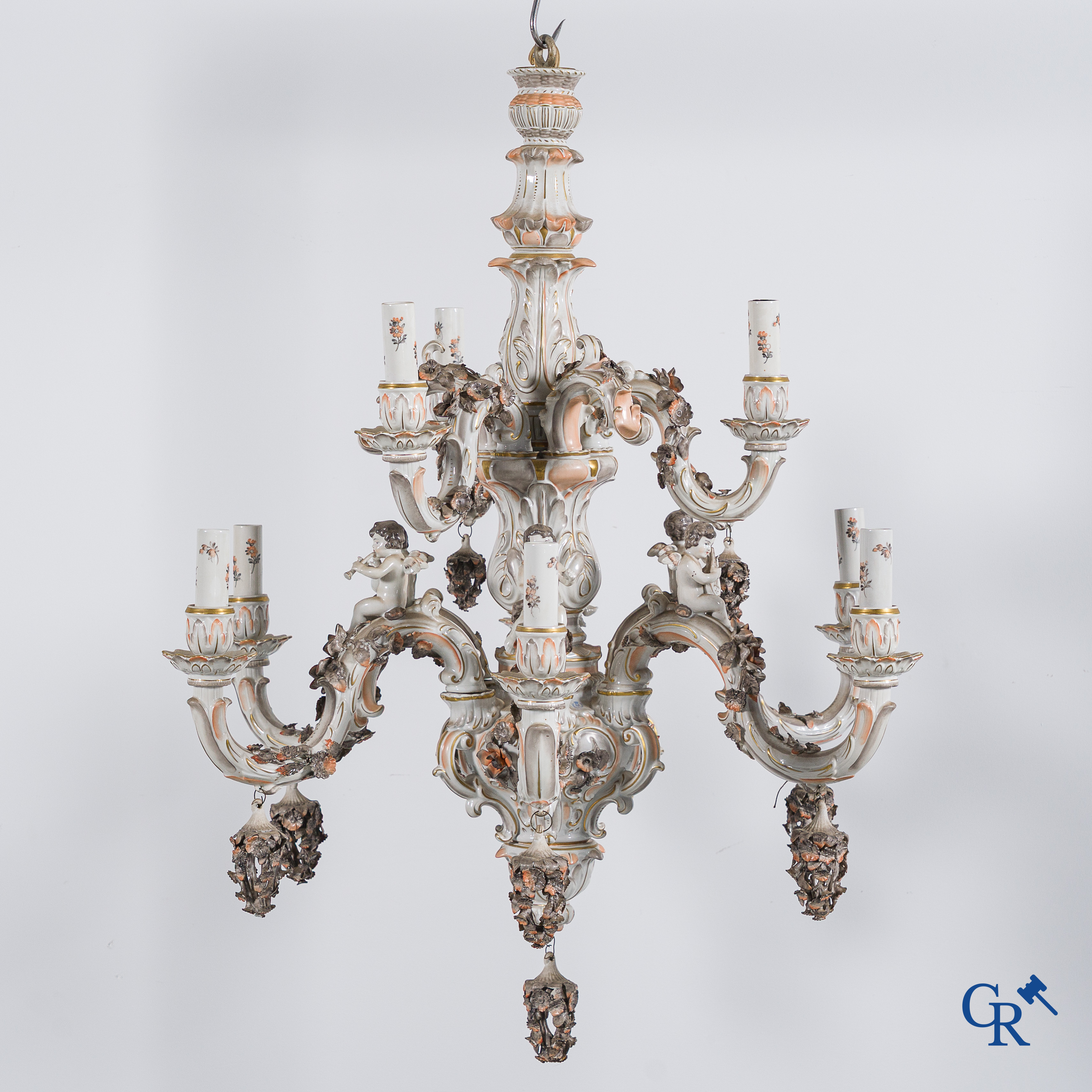 Porcelaine de Saxe. Von Schierholz. Grand lustre avec putti musical en porcelaine allemande polychrome. Marqué.