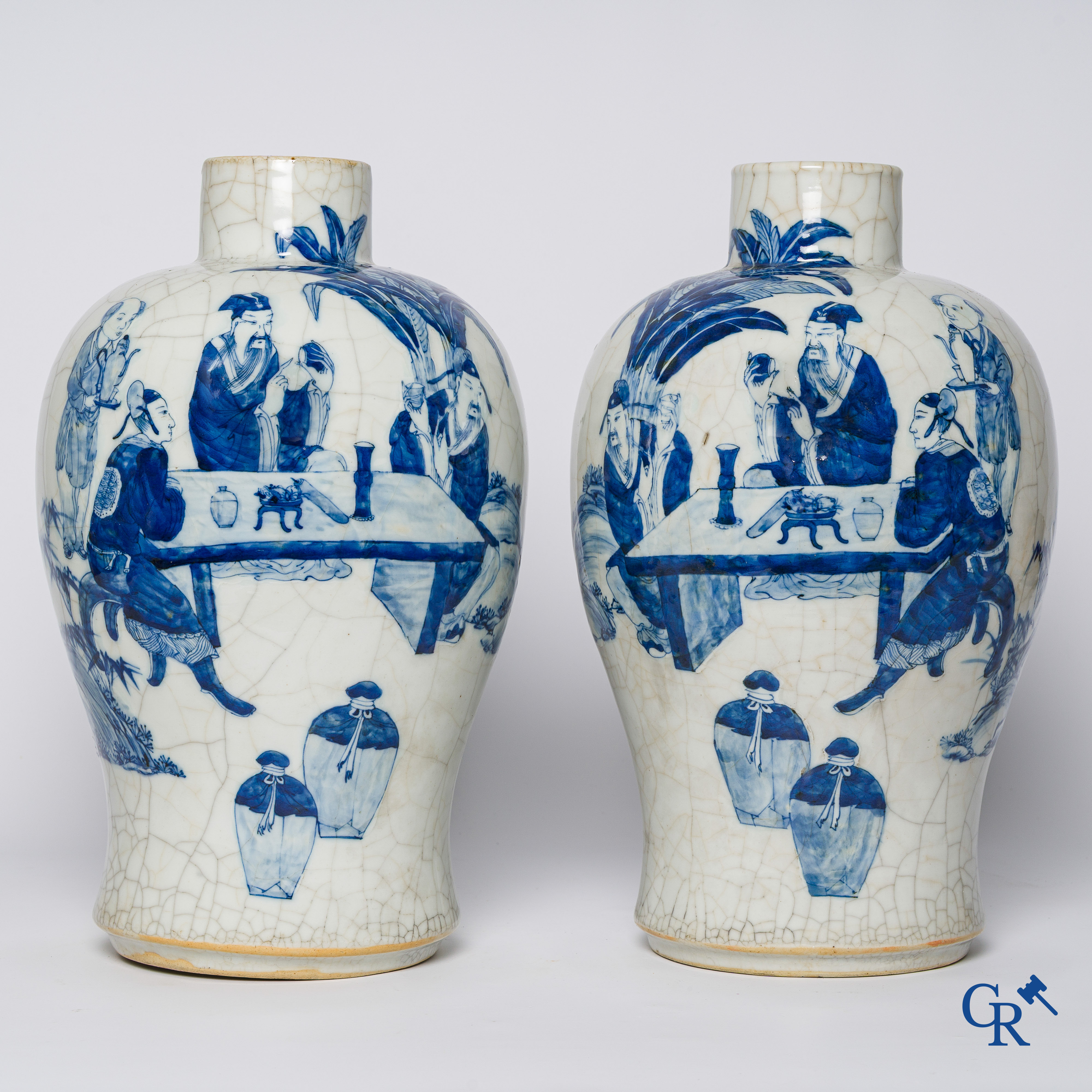 Art Asiatique. Porcelaine chinoise. Paire de vases en porcelaine à glaçure craquelée avec des scènes bleu-blanc. Chine, XIXème siècle.