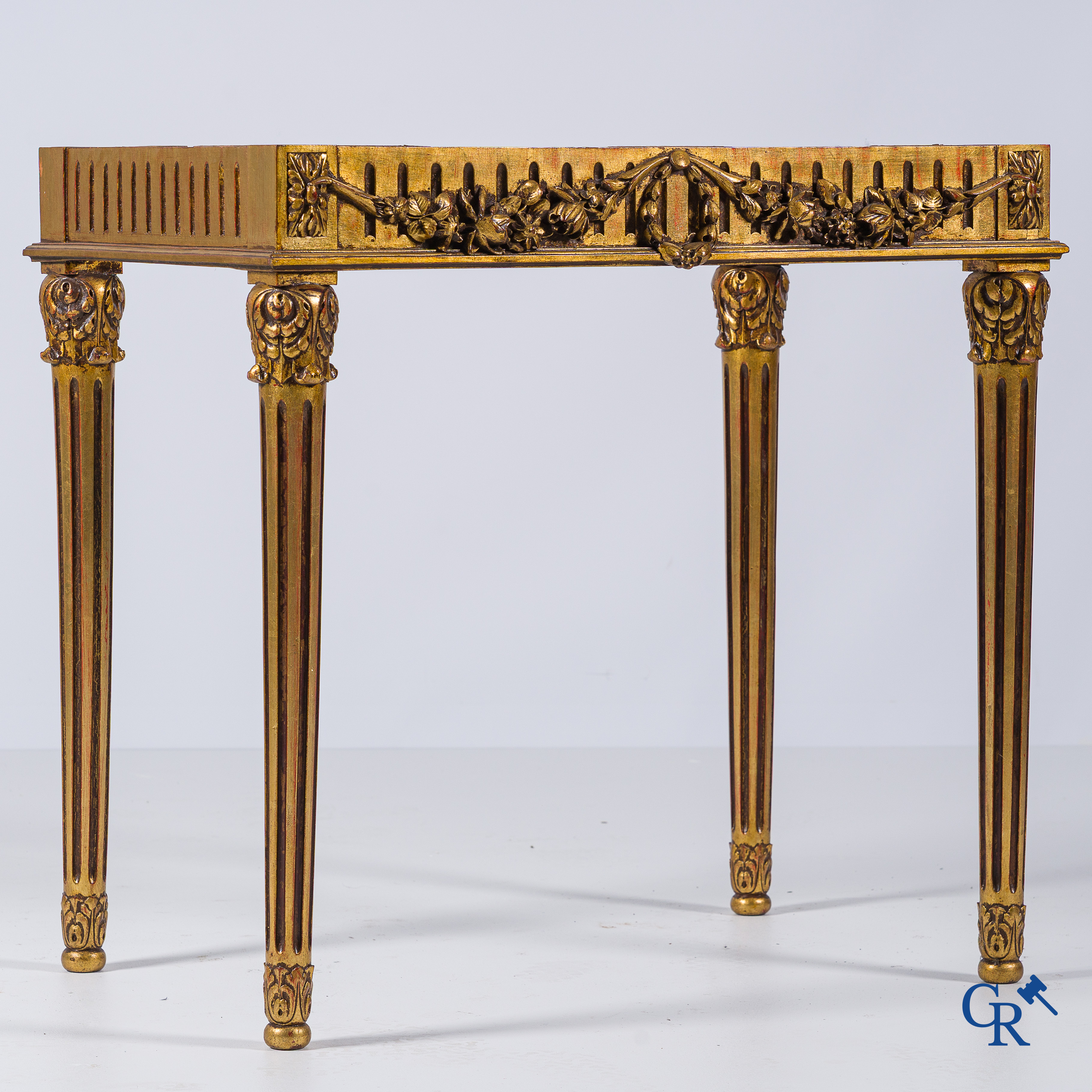 Mobilier. Salon de 6 pièces en bois sculpté et doré. Style LXVI. vers 1900.