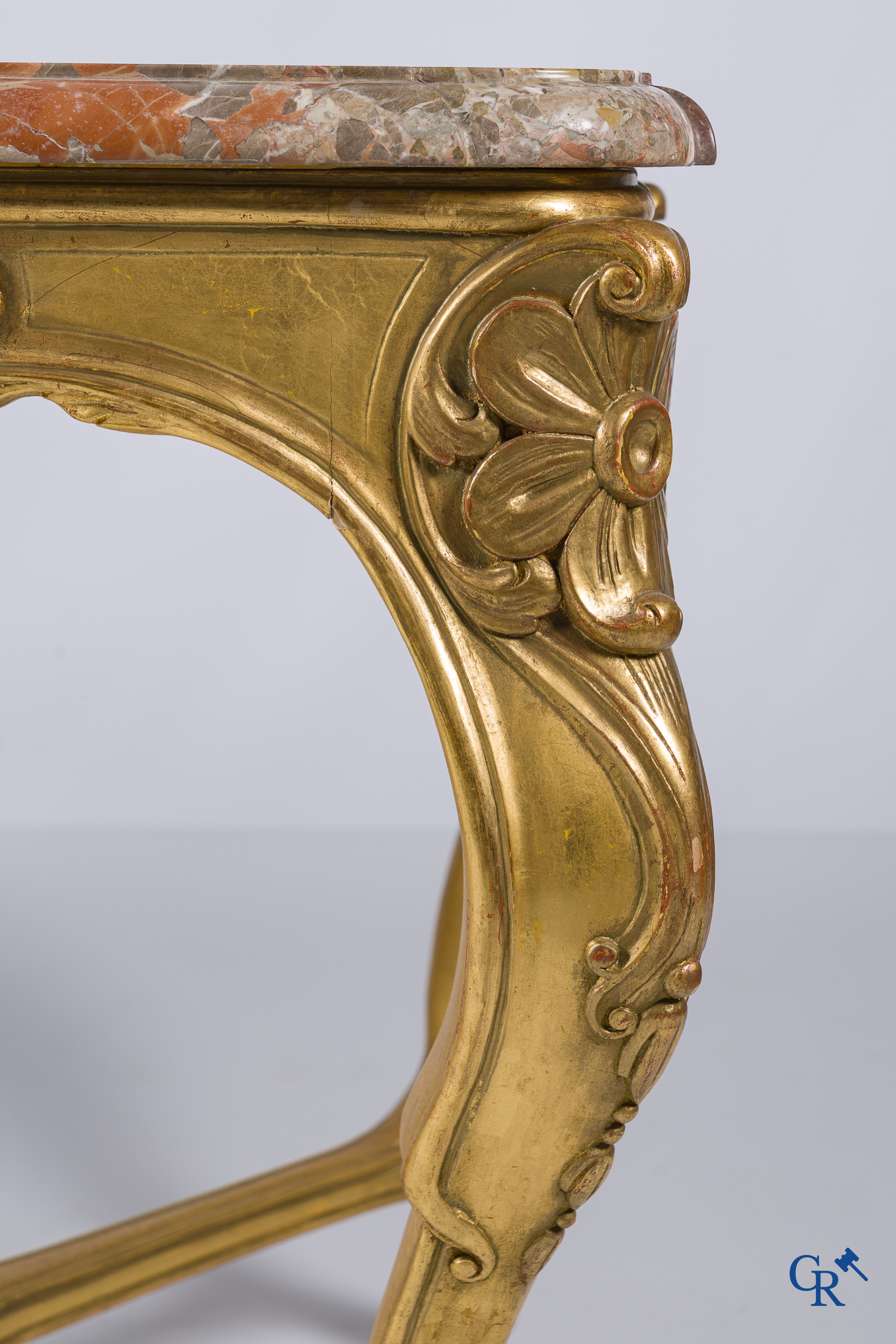 Table console en bois sculpté et doré avec plateau en marbre. Style LXV.