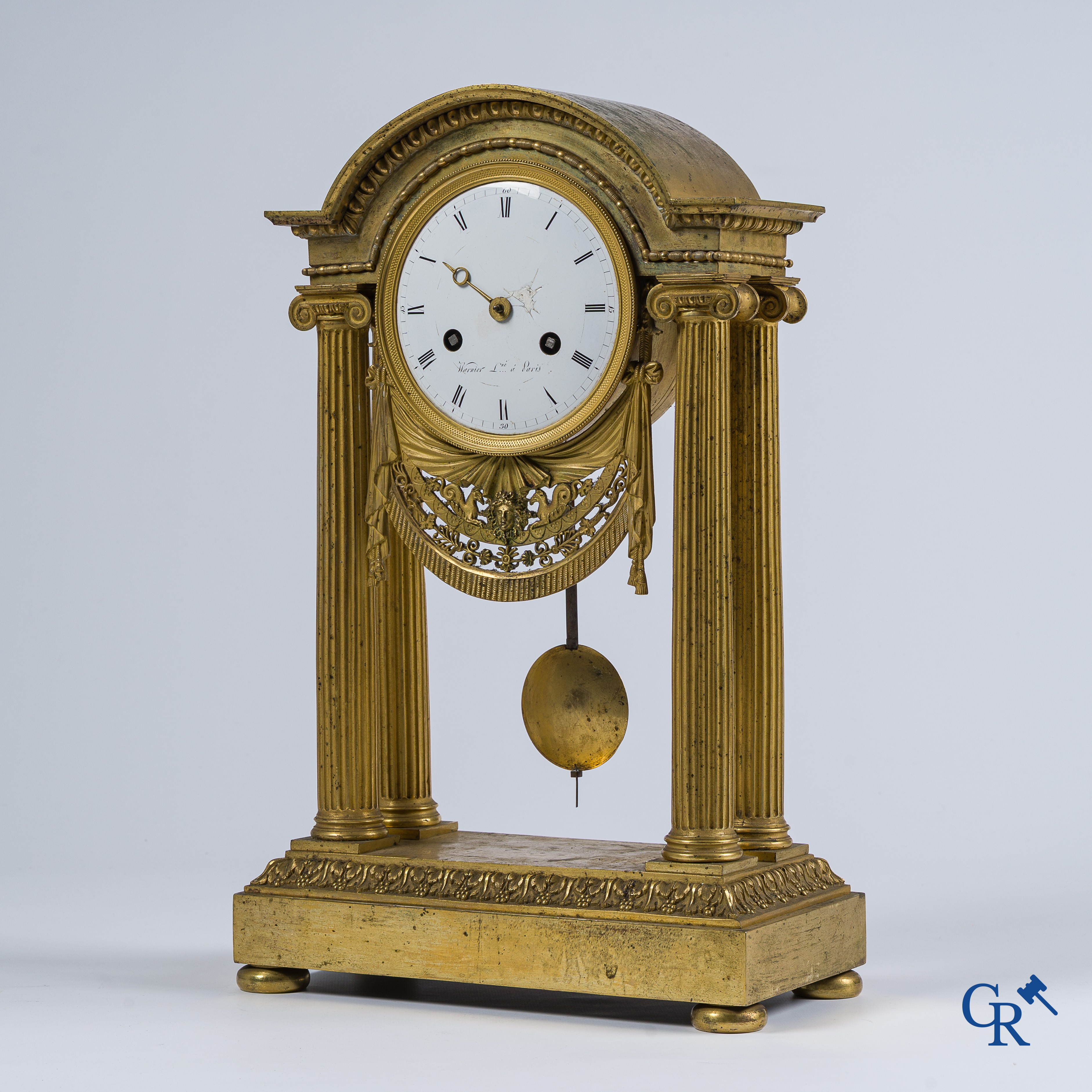 Warnier l'ainé à Paris. Portaalpendule met klassieke zuilen in fijn geciseleerd en verguld brons. Eind 18e eeuw.