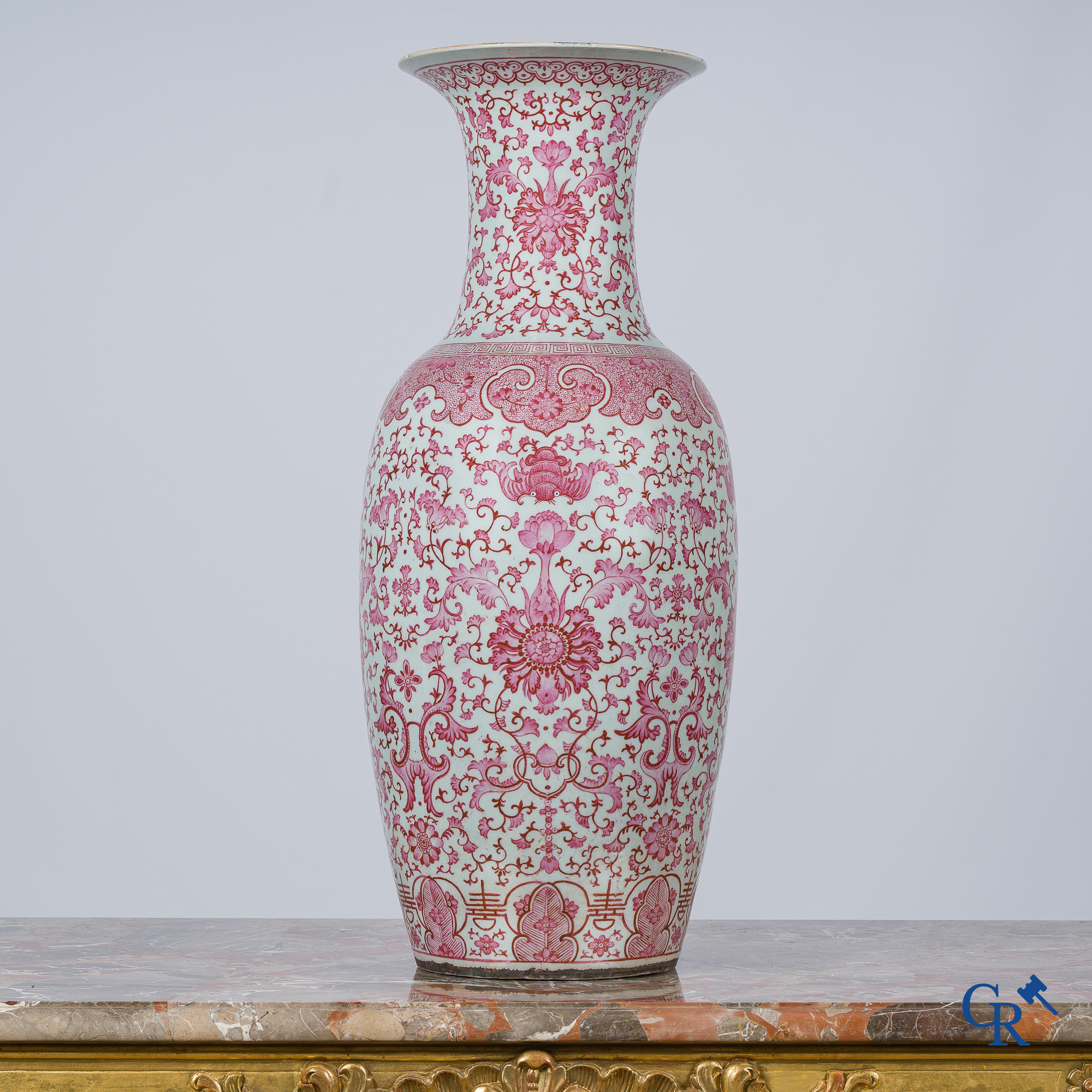 Art Asiatique. Porcelaine chinoise. Grand vase balustre aux motifs violet-rose "puce". 19ème siècle.