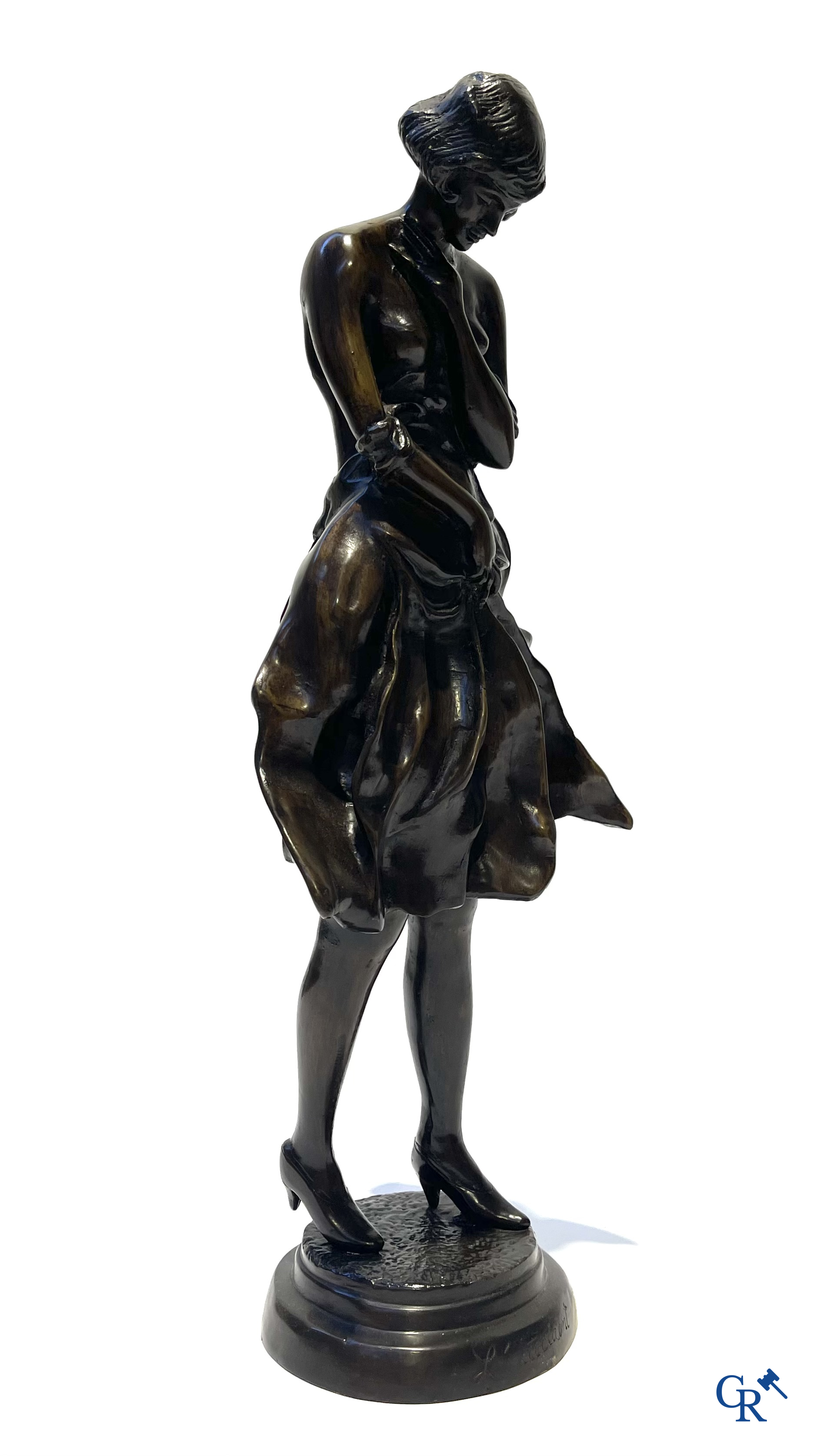 Lot de 3 statues en bronze (posthume) Fille aux fleurs, cupidon d'après Auguste Moreau et femme de style Art Déco.