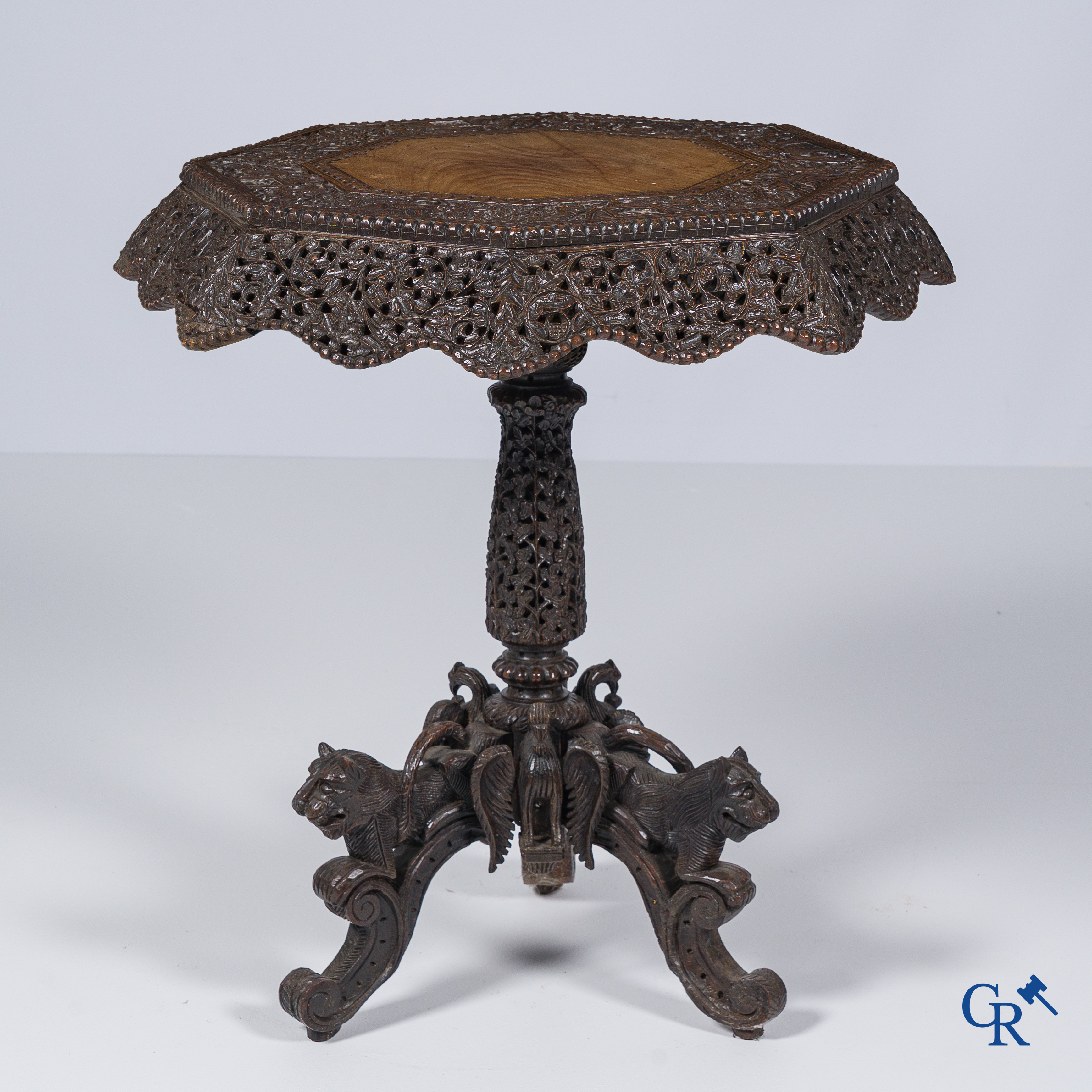Table d'appoint birmane richement et finement sculptée avec plateau octogonal. Birmanie, XIXe siècle.