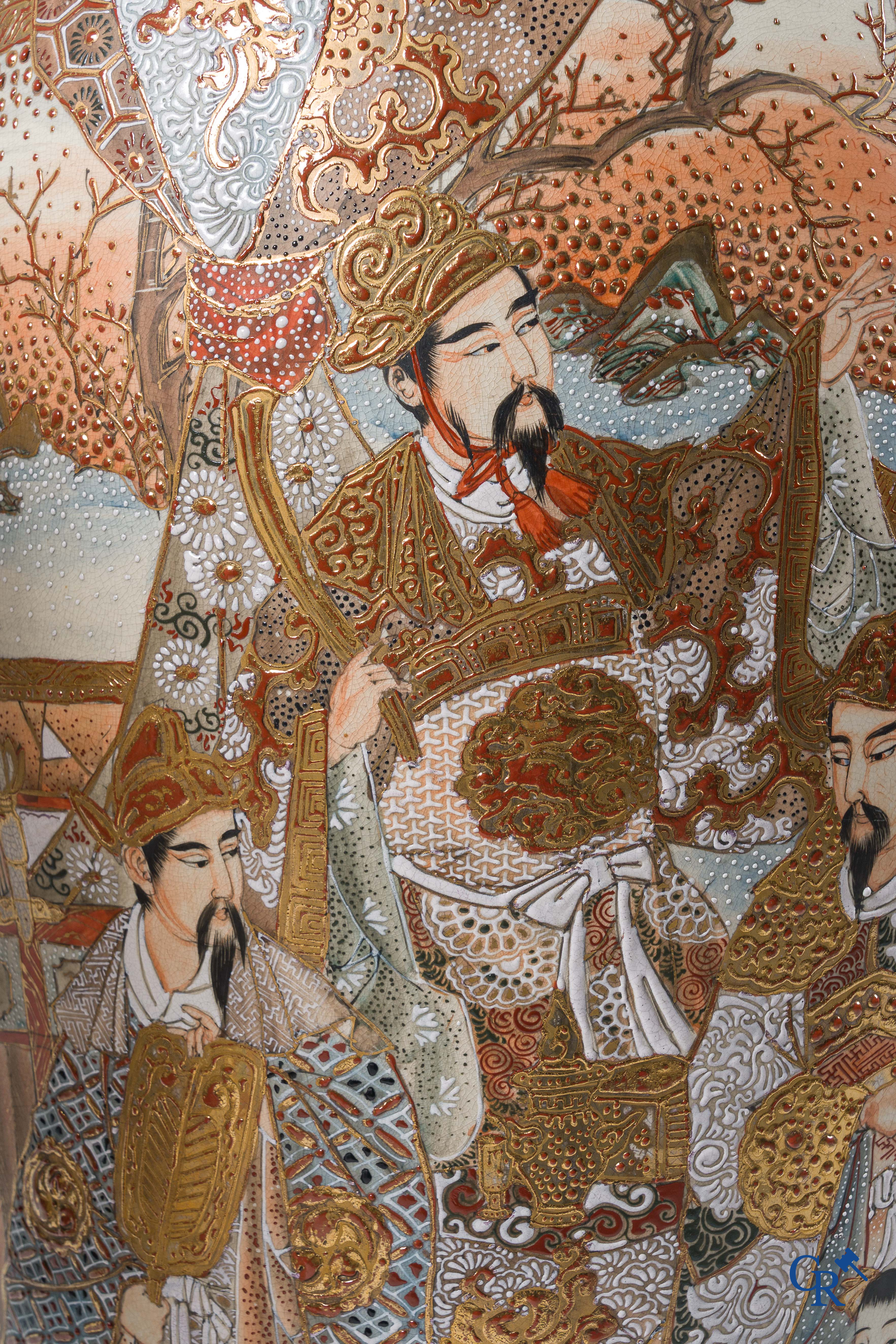 Art Asiatique. Art japonais. Exceptionnelle grande paire de vases Satsuma finement décorés. XIXe siècle.
