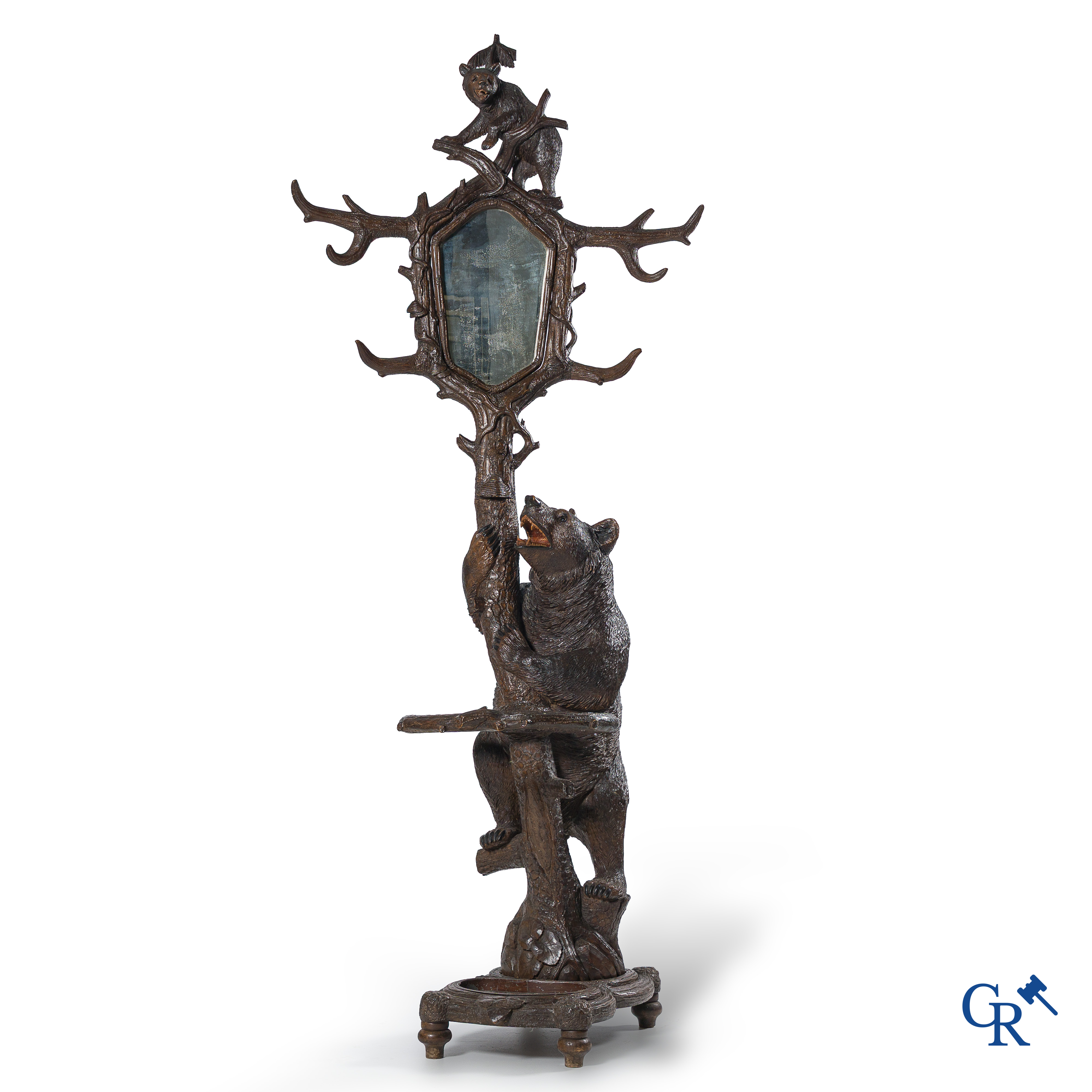 Région Forêt Noire. "Black forest" porte manteau aux ours en tilleul sculpté. Vers 1890.
