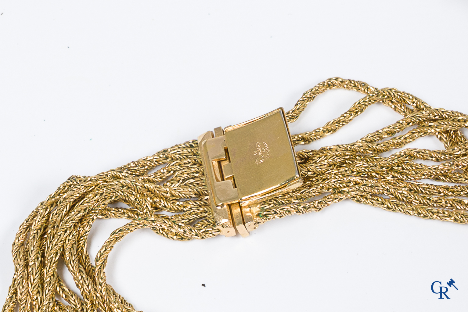 Grand lot avec des bijoux fantaisie, principalement en argent, y compris des colliers avec des éléments de couleur ambre.